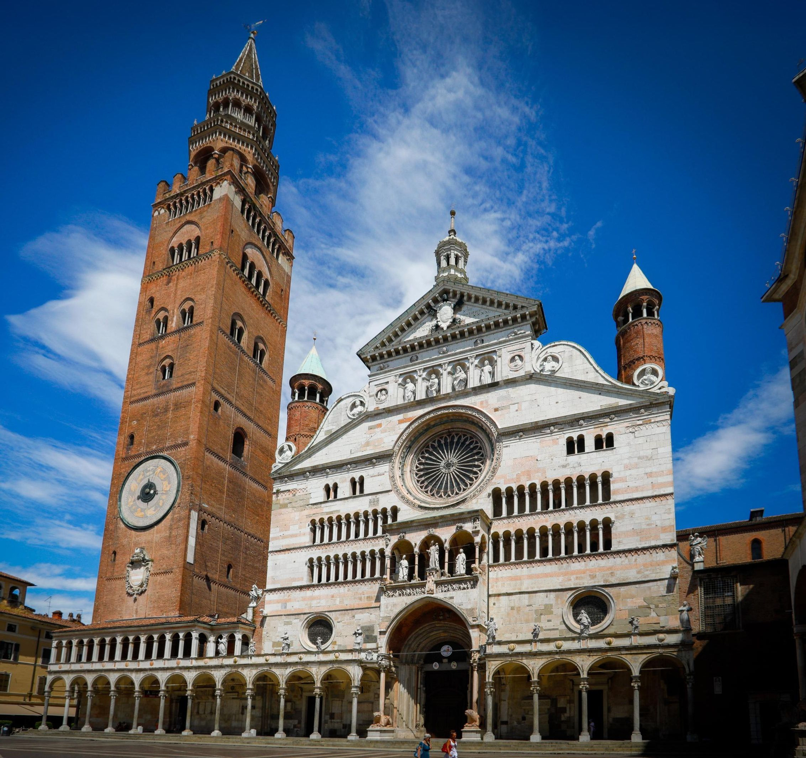 La catedral de Cremona y su esbelto campanario La catedral de Cremona y su esbelto campanario