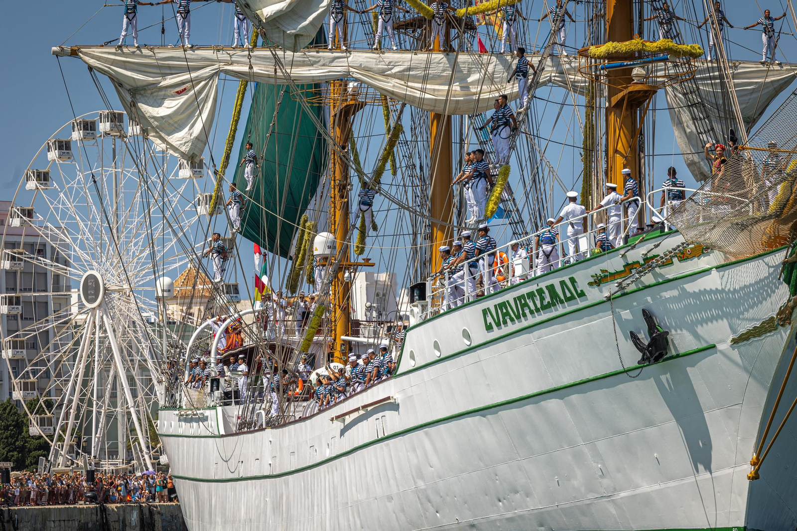 Imágenes de la parada naval desde el mar