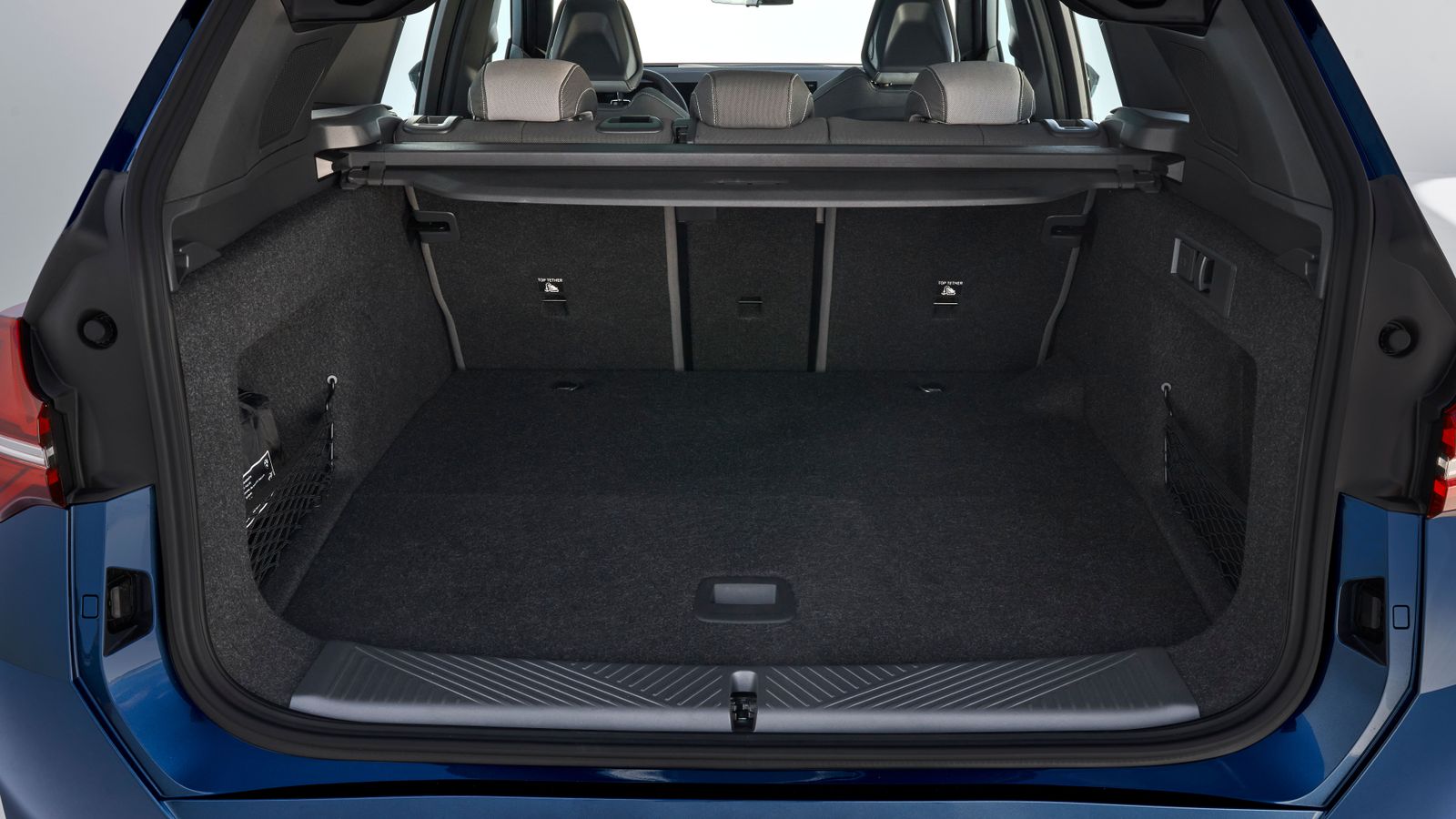 En la versión híbrida enchufable la capacidad del maletero queda recortada respecto a otras variantes por la presencia de la batería bajo su piso.