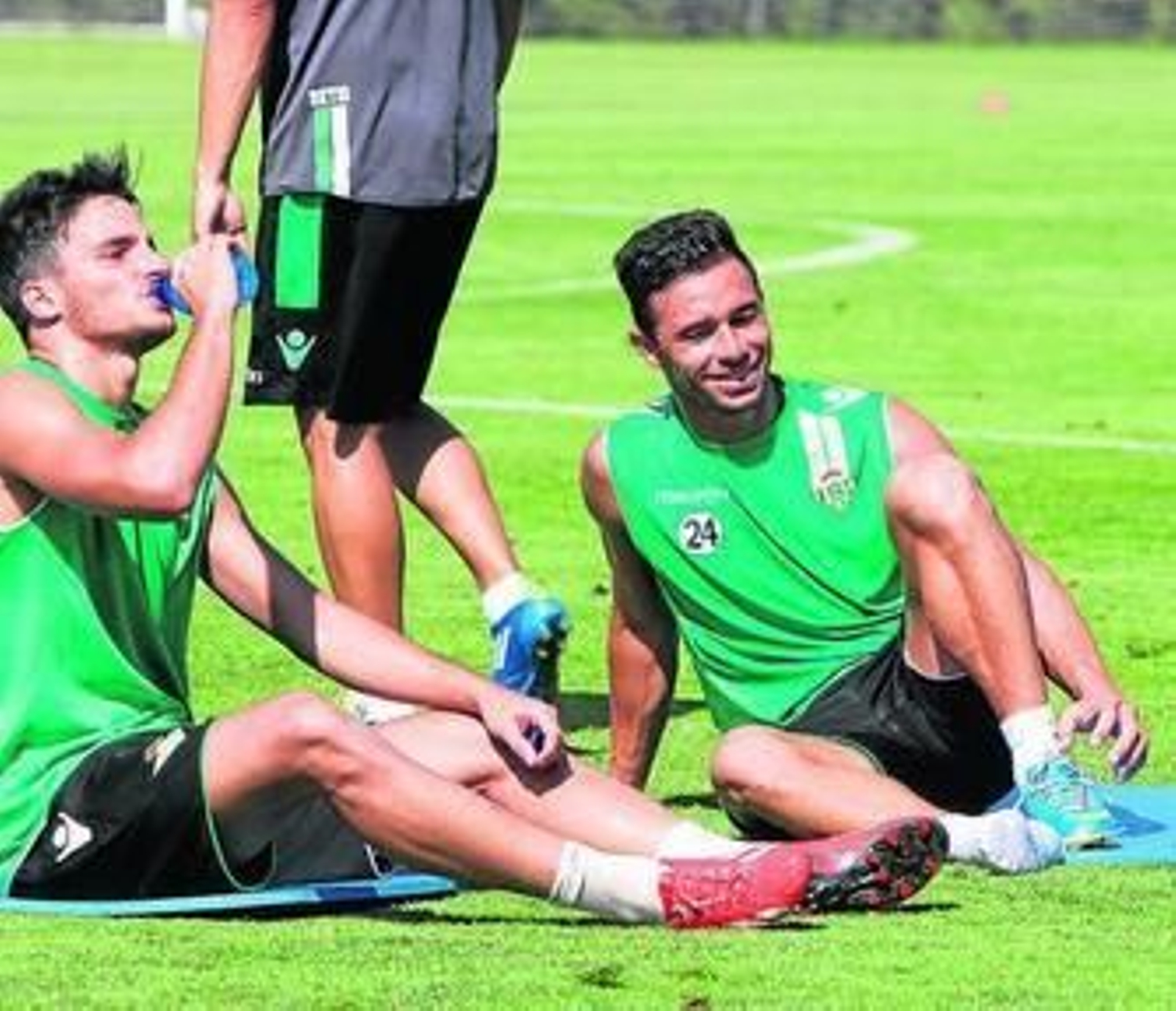 Rubén Castro, junto a Juan Carlos, descansa en un entrenamiento.
