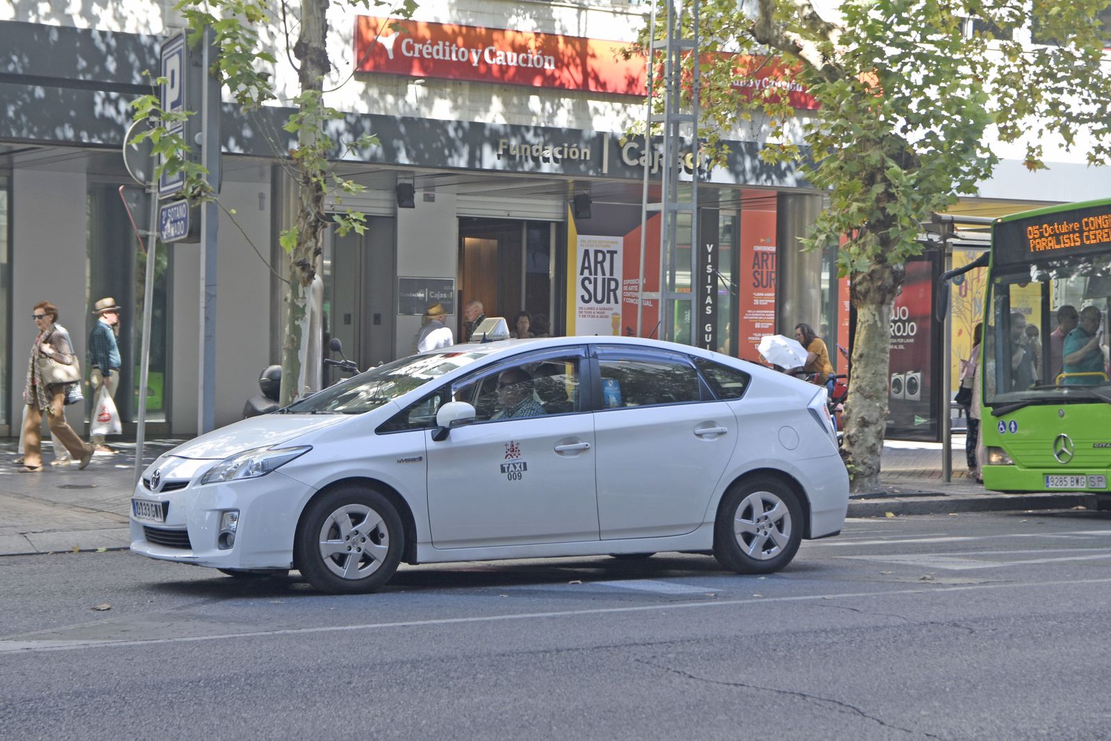 Taxi circulando por Ronda de los Tejares.