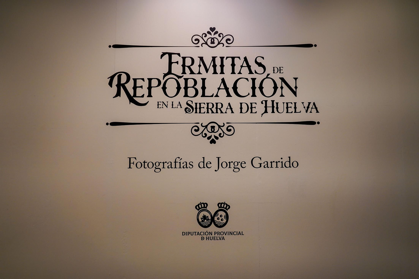 Imágenes de la inauguración de la exposición 'Ermitas de repoblación en la Sierra de Huelva' por La diputada de Cultura, Gracia Baquero, y el autor de la exposición, Jorge Garrido.