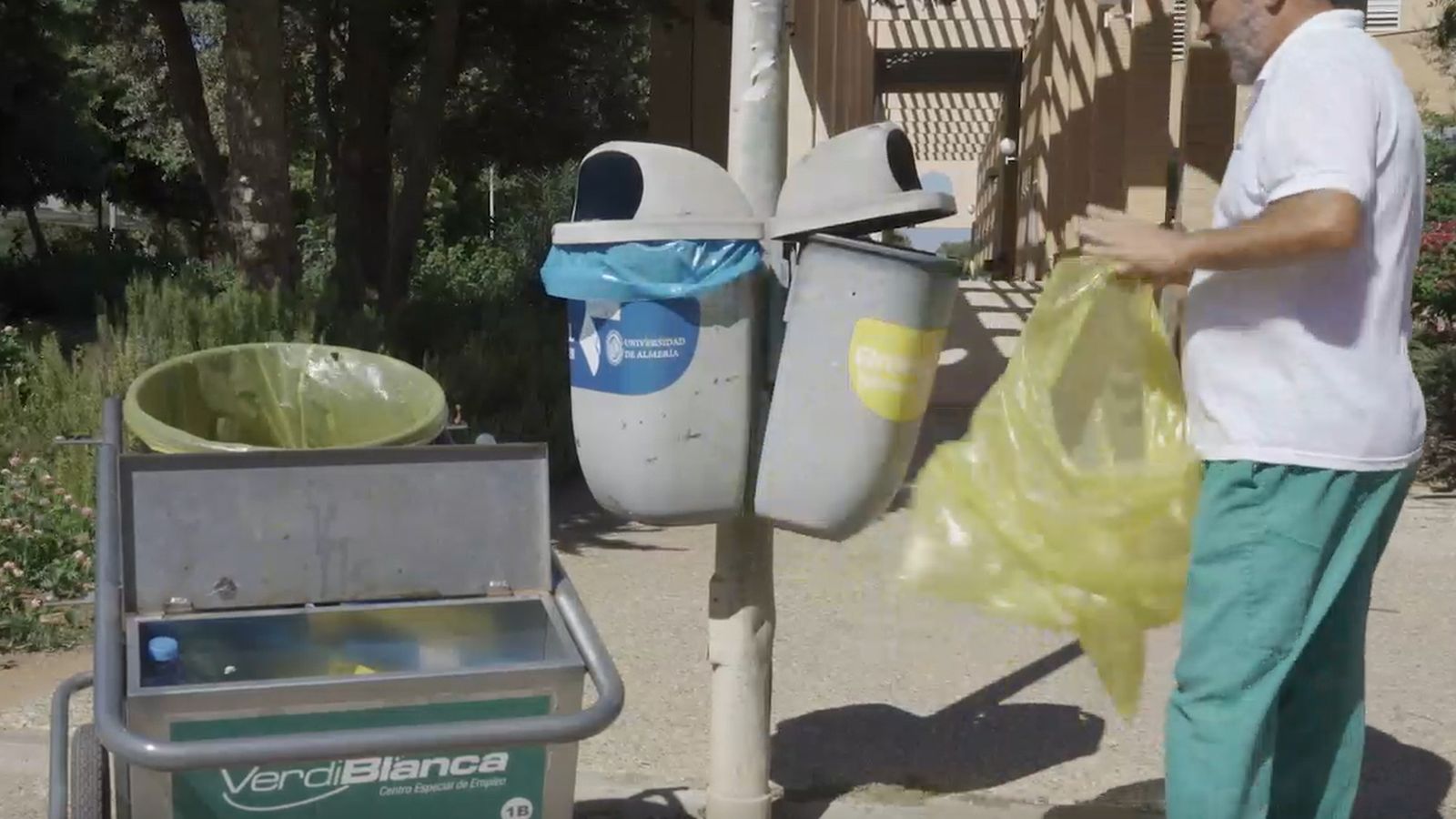 Los operarios retiran los residuos de las papeleras separándolos para su posterior reciclado.