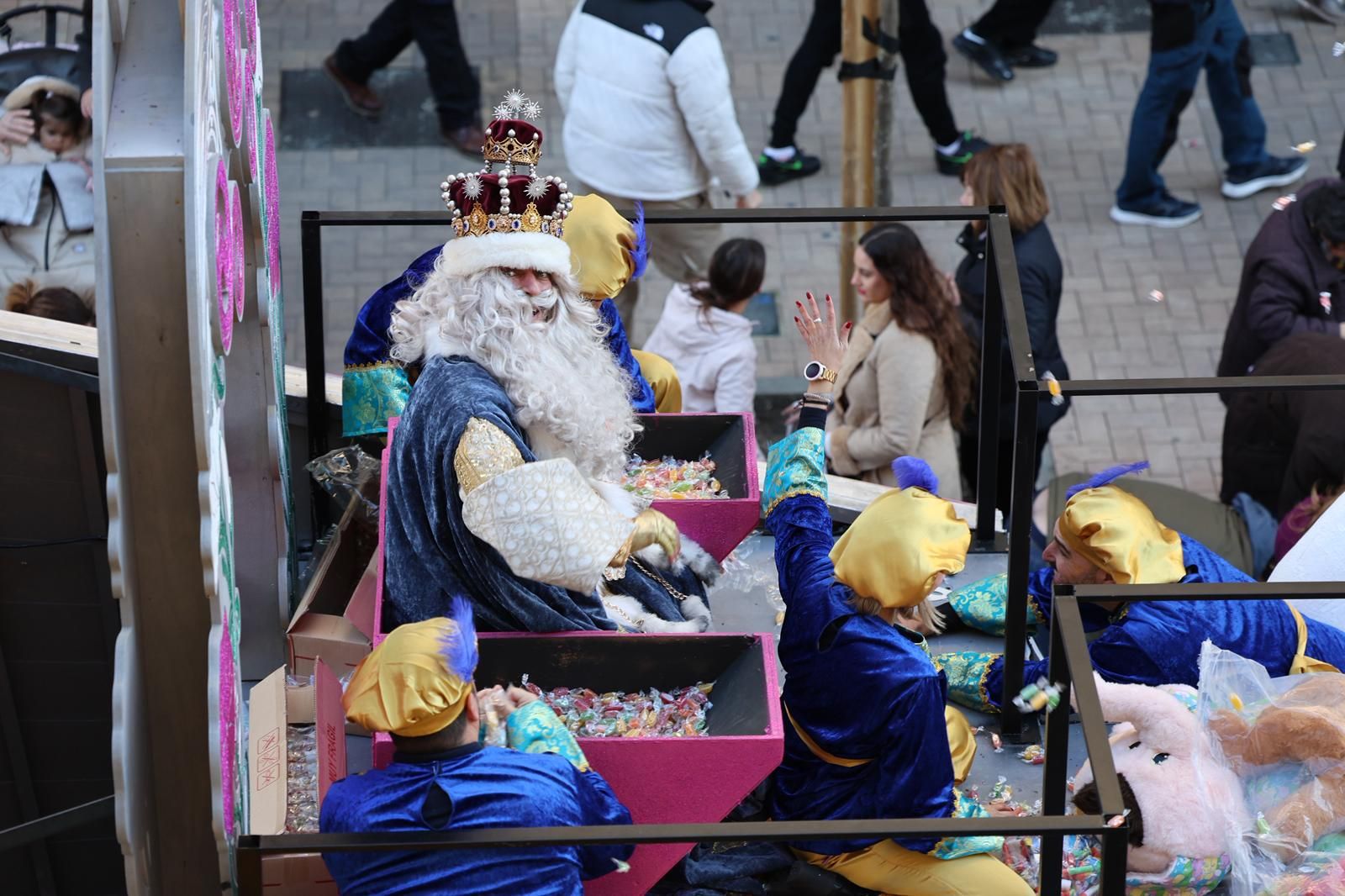 Fotografías de la salida de la Cabalgata de Reyes Magos de Huelva este 2026 por las calles de la ciudad