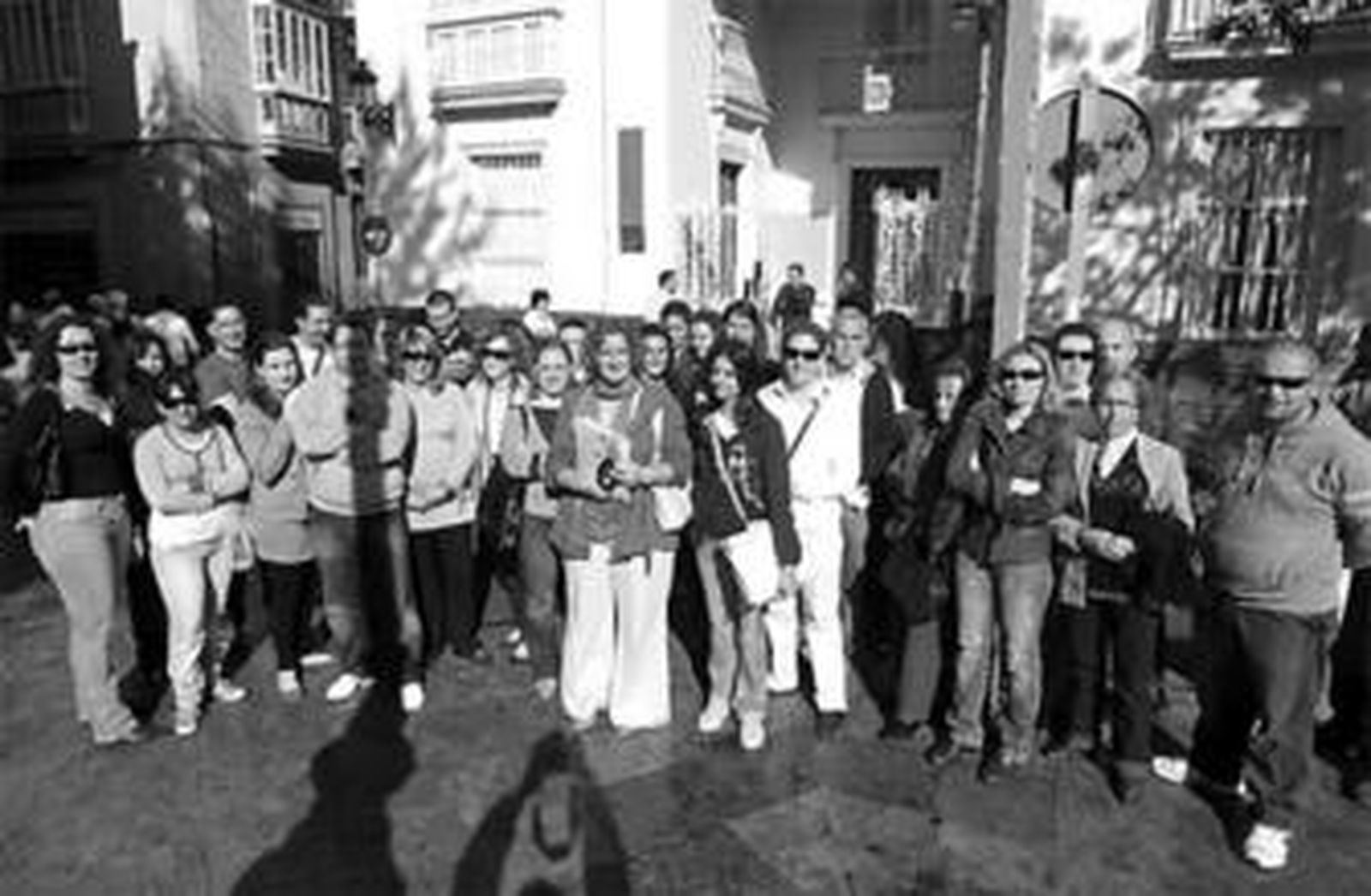 Padres afectados en las puertas de la Delegación, en Cádiz.