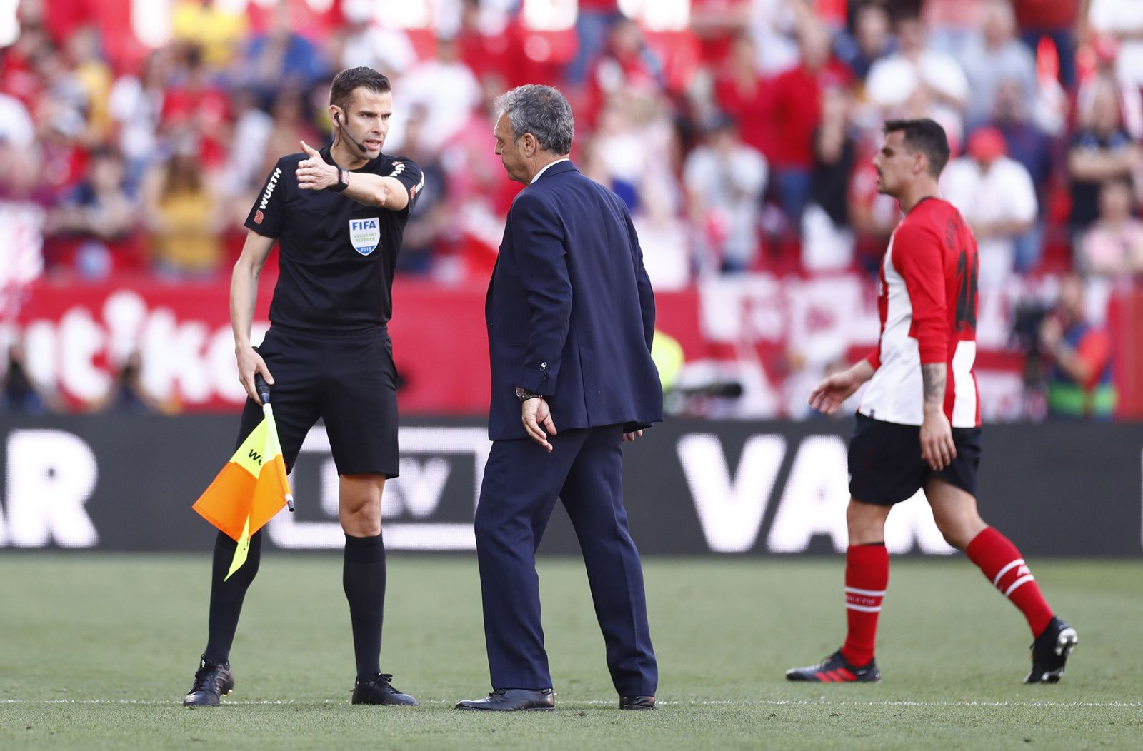 Caparrós es reconvenido por el línea para que vuelva a la zona técnica.