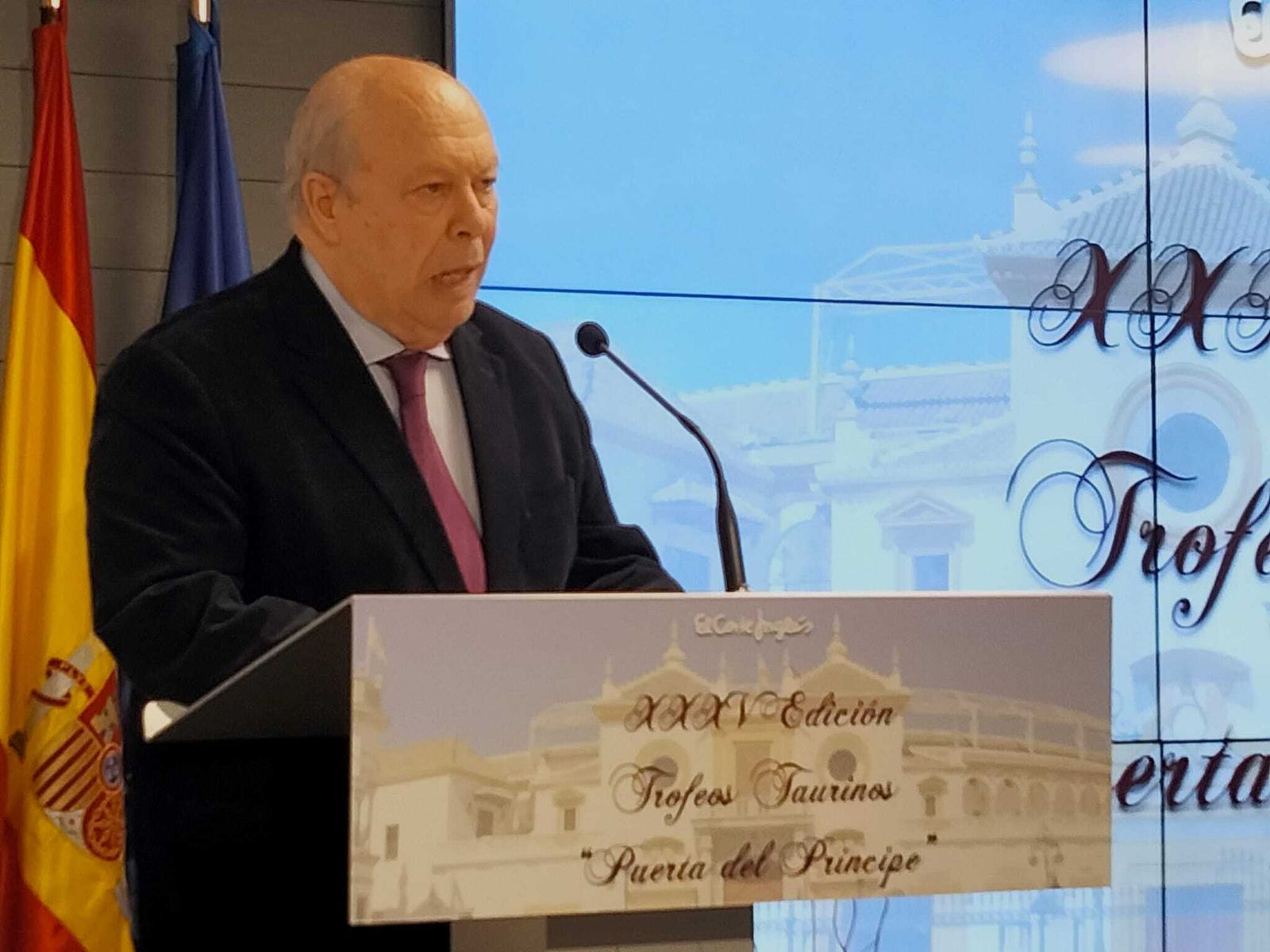 Luis Carlos Peris pronuncia el discurso central de la entrega de premios Puerta del Príncipe.