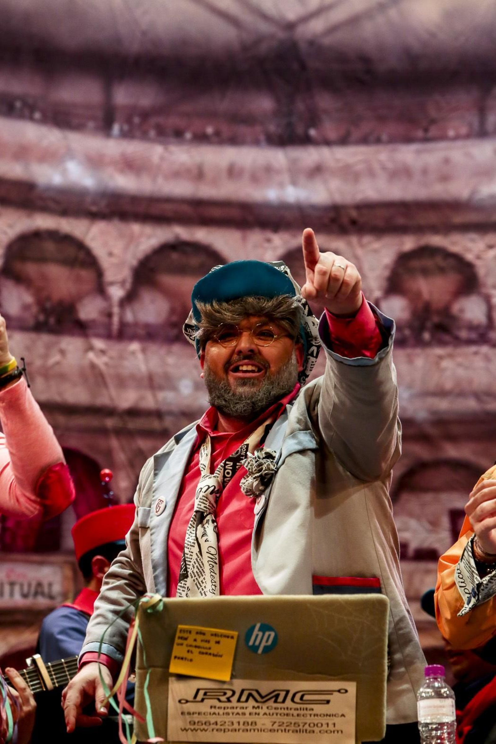 Chirigota Los periodistas se la dan de artistas.