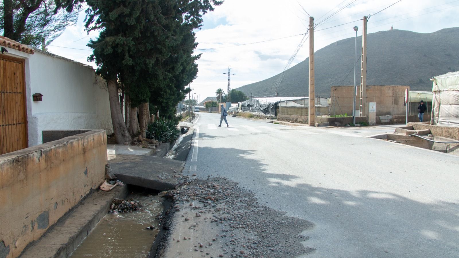 Dos personas caminan por la zona en la que fue localizada la vecina de Castell de Ferro