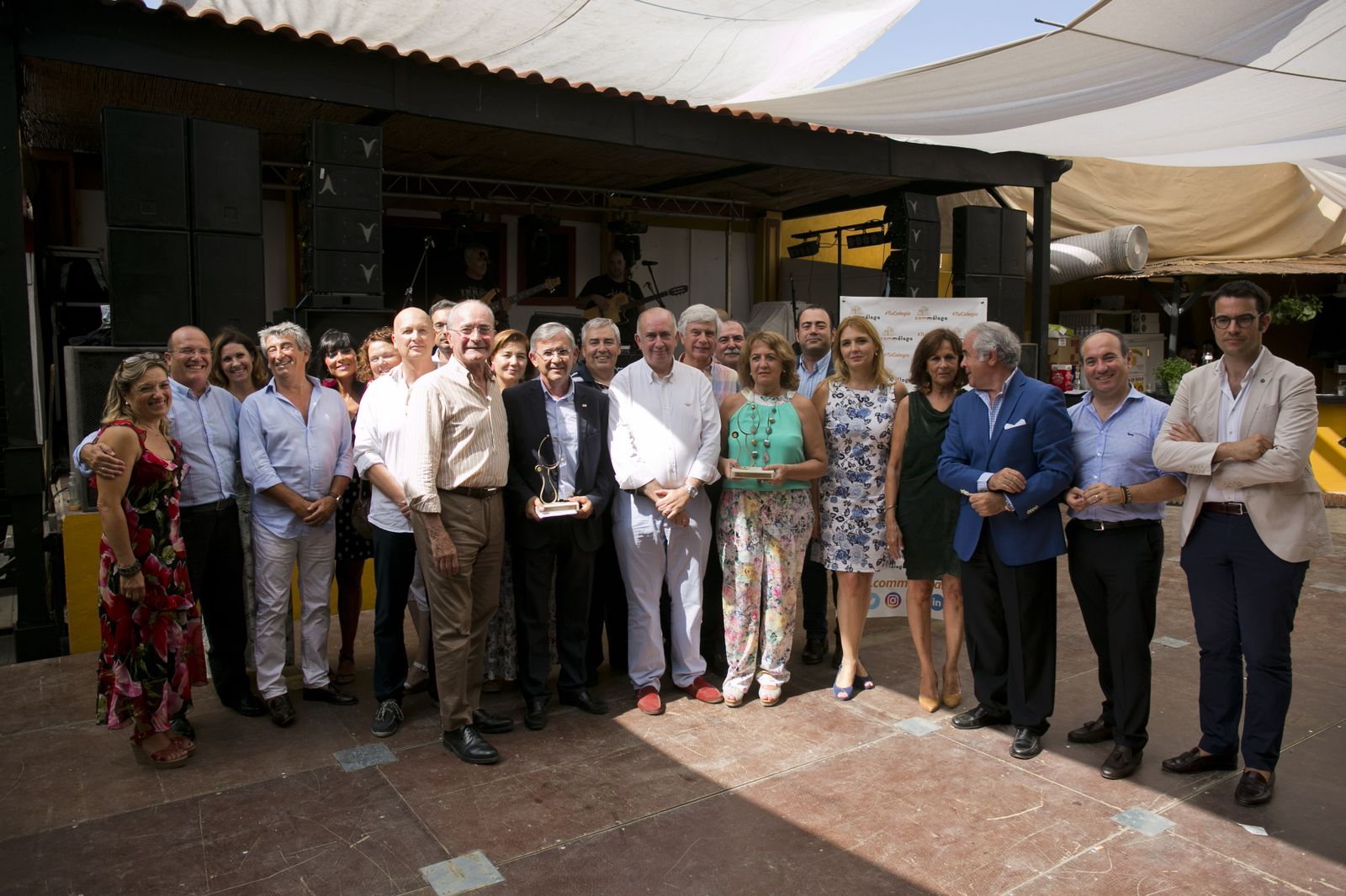 Representantes del Colegio de Médicos con los premiados.