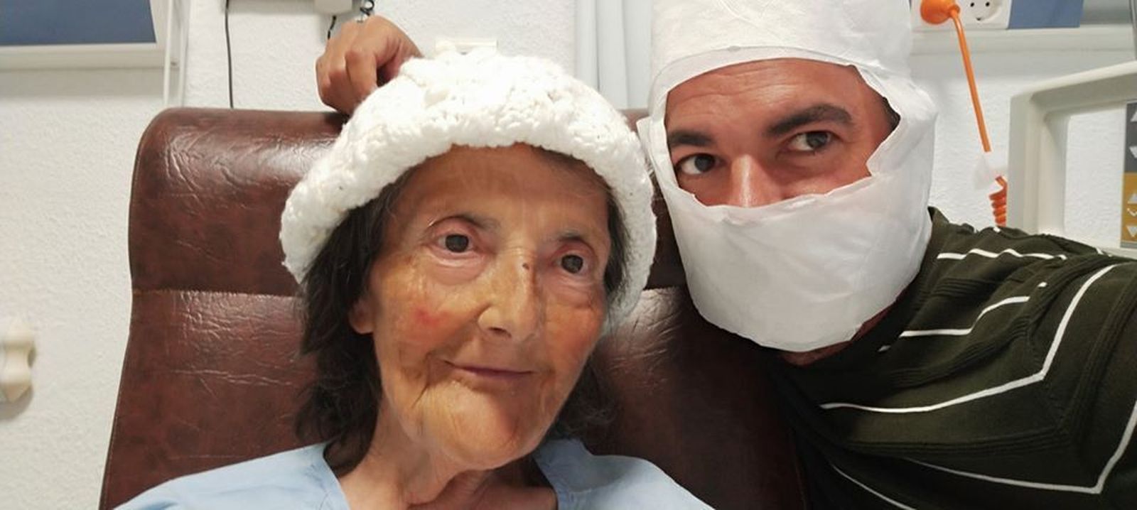 La Tía Pepa, junto a su sobrino Antonio unos días después de la operación.