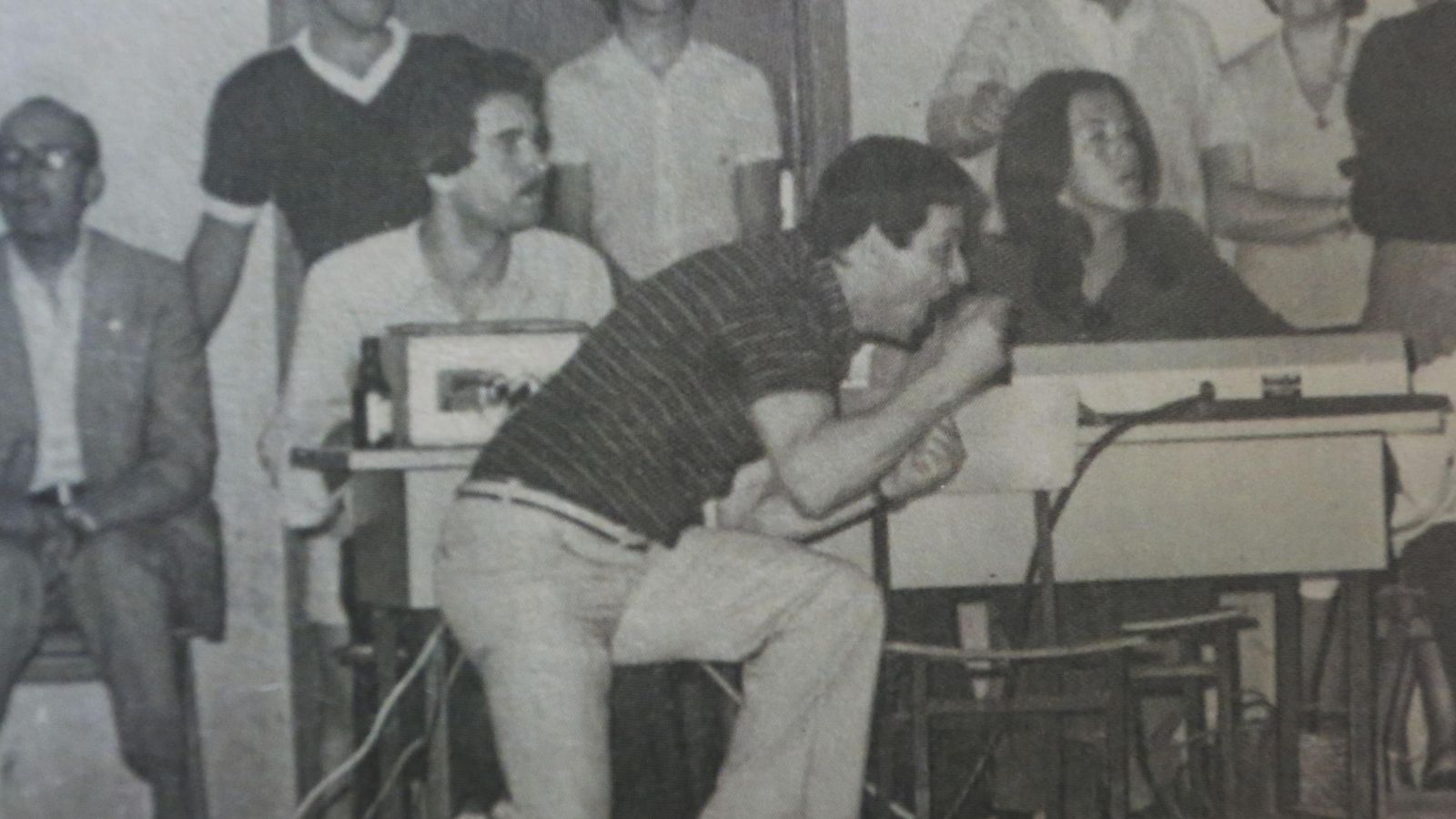 Alfonso Queipo de Llano da órdenes durante un partido. Alfonso Queipo de Llano da órdenes durante un partido.