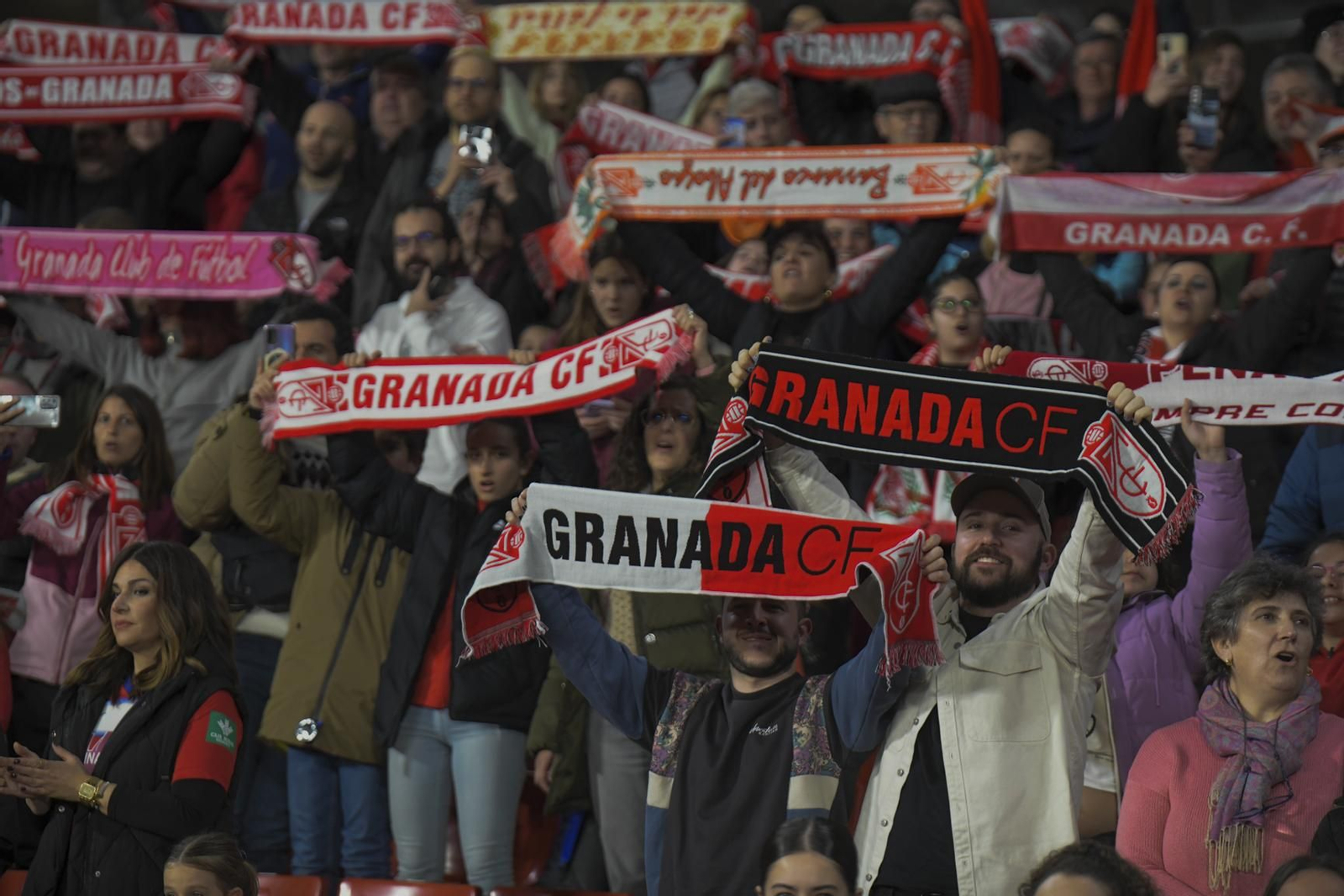 La afición rojiblanca no faltó a la cita para apoyar al Granada CF femenino.