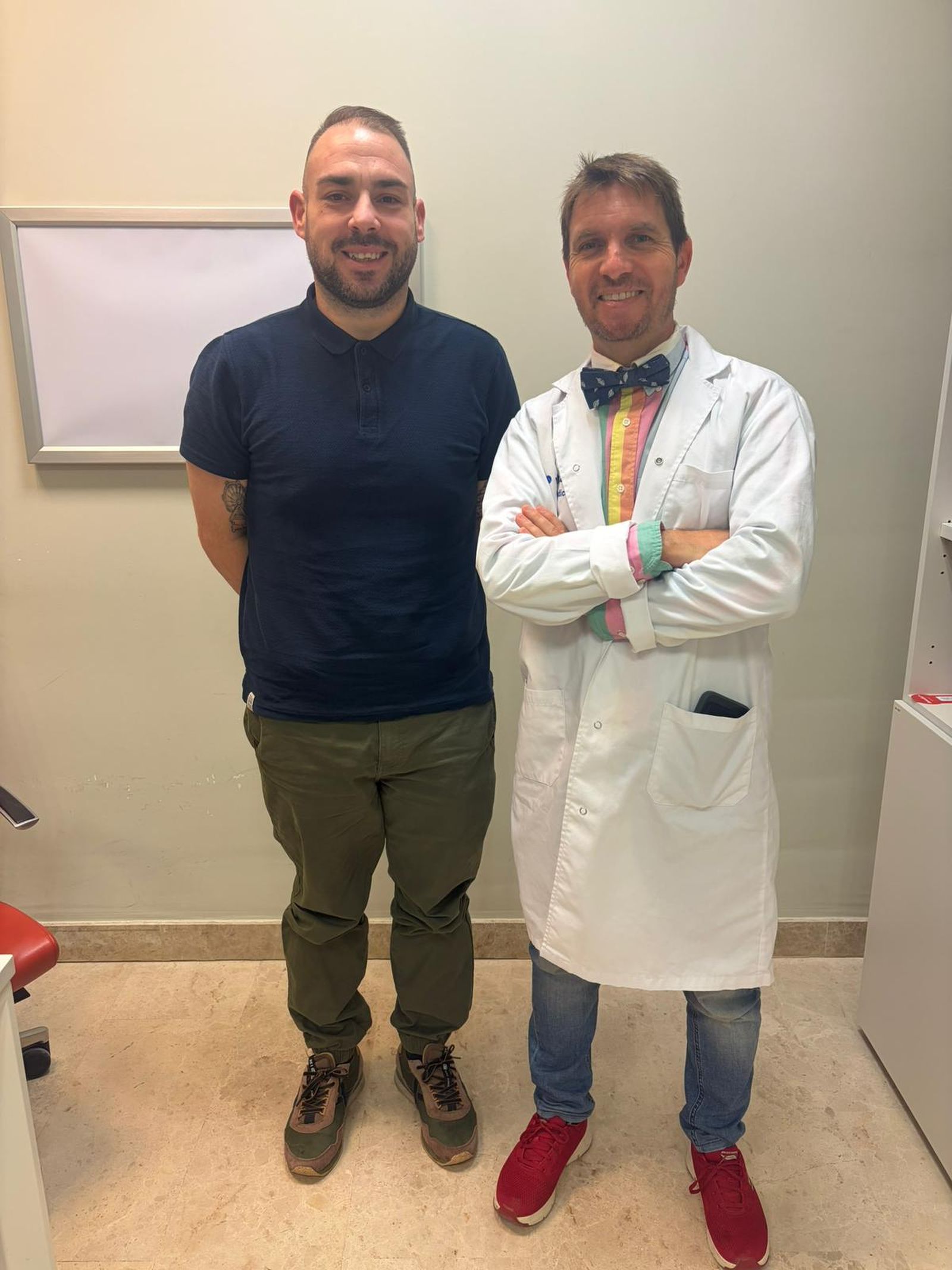 Iván junto al Dr. Belda algún tiempo después de la intervención