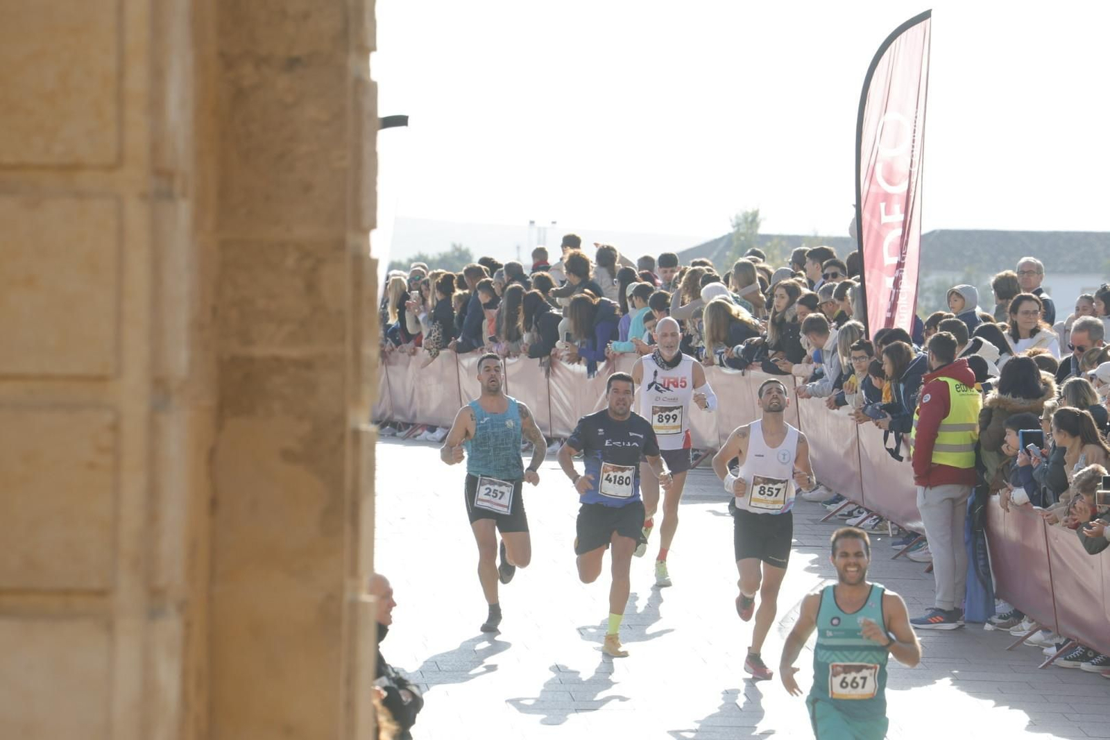 Media Maratón de Córdoba 2023: La gloria de cruzar la Puerta del Puente, en imágenes