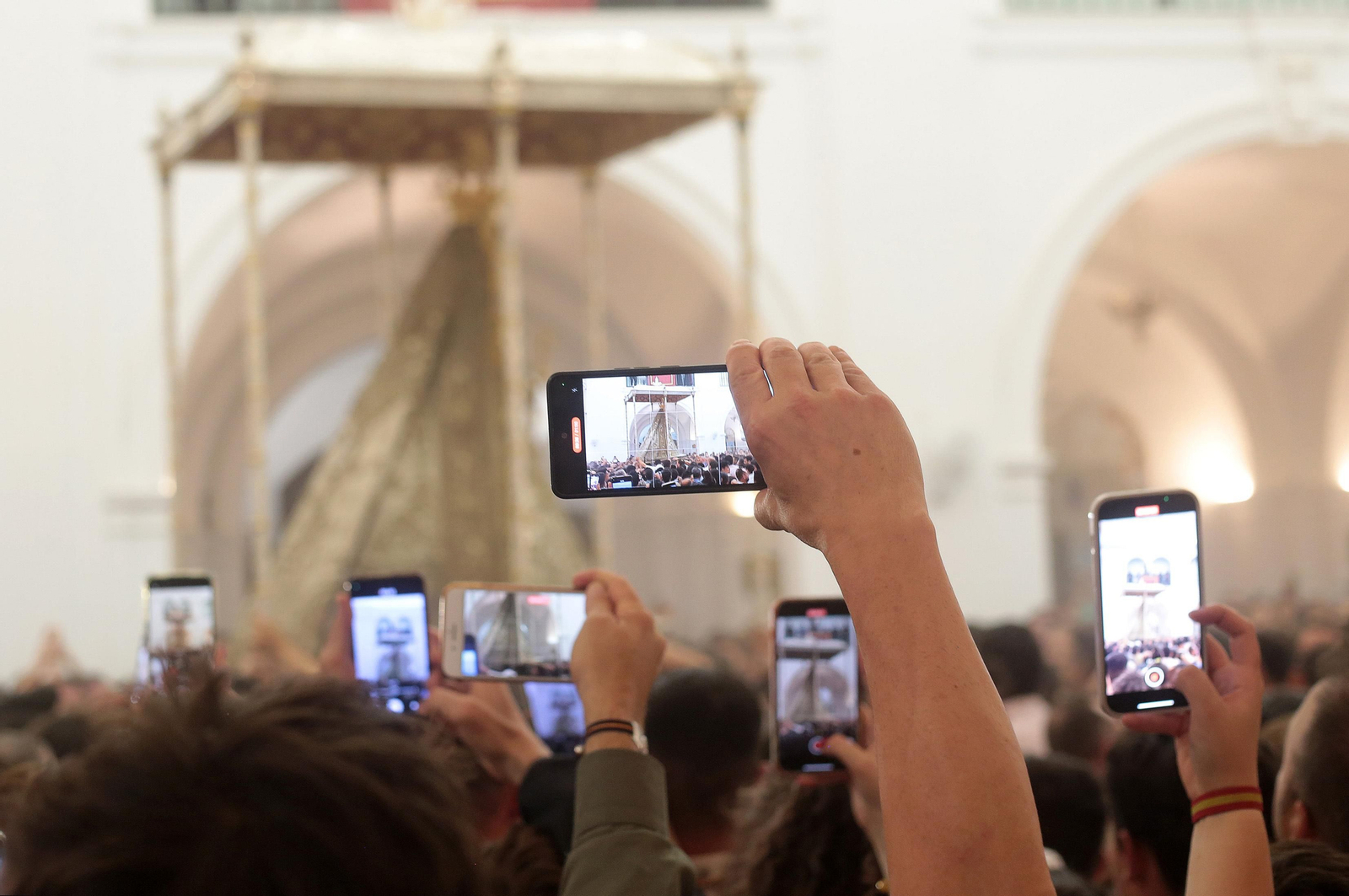 El Rocío 2023: Salto a la reja y procesión de la Virgen del Rocío en imágenes