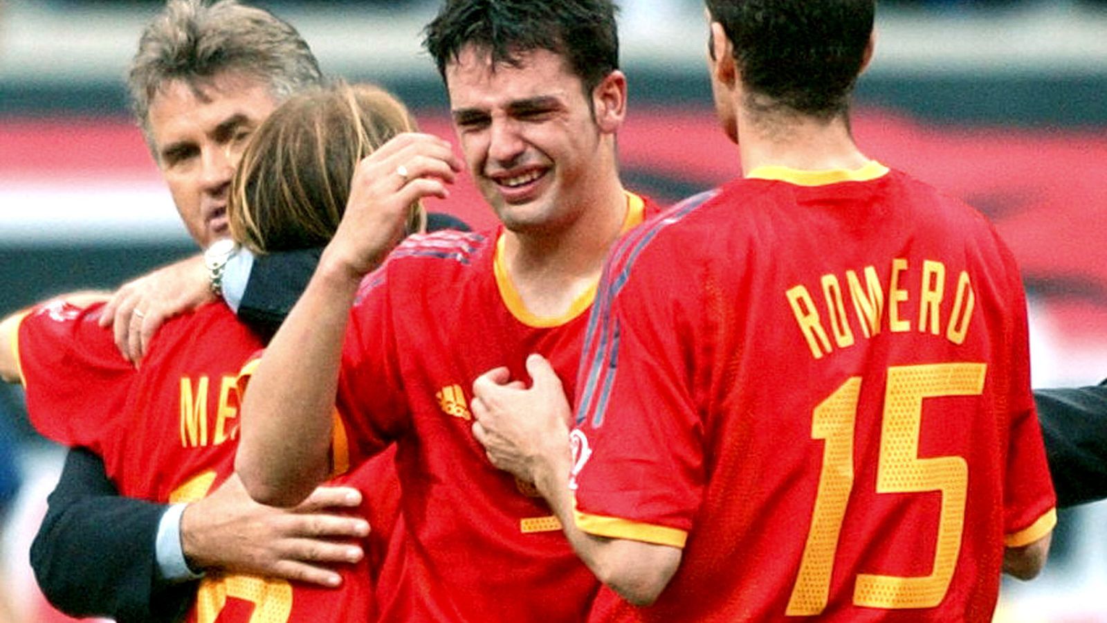 Romero y Morientes, decepcionados tras la tanda de penaltis ante Corea.