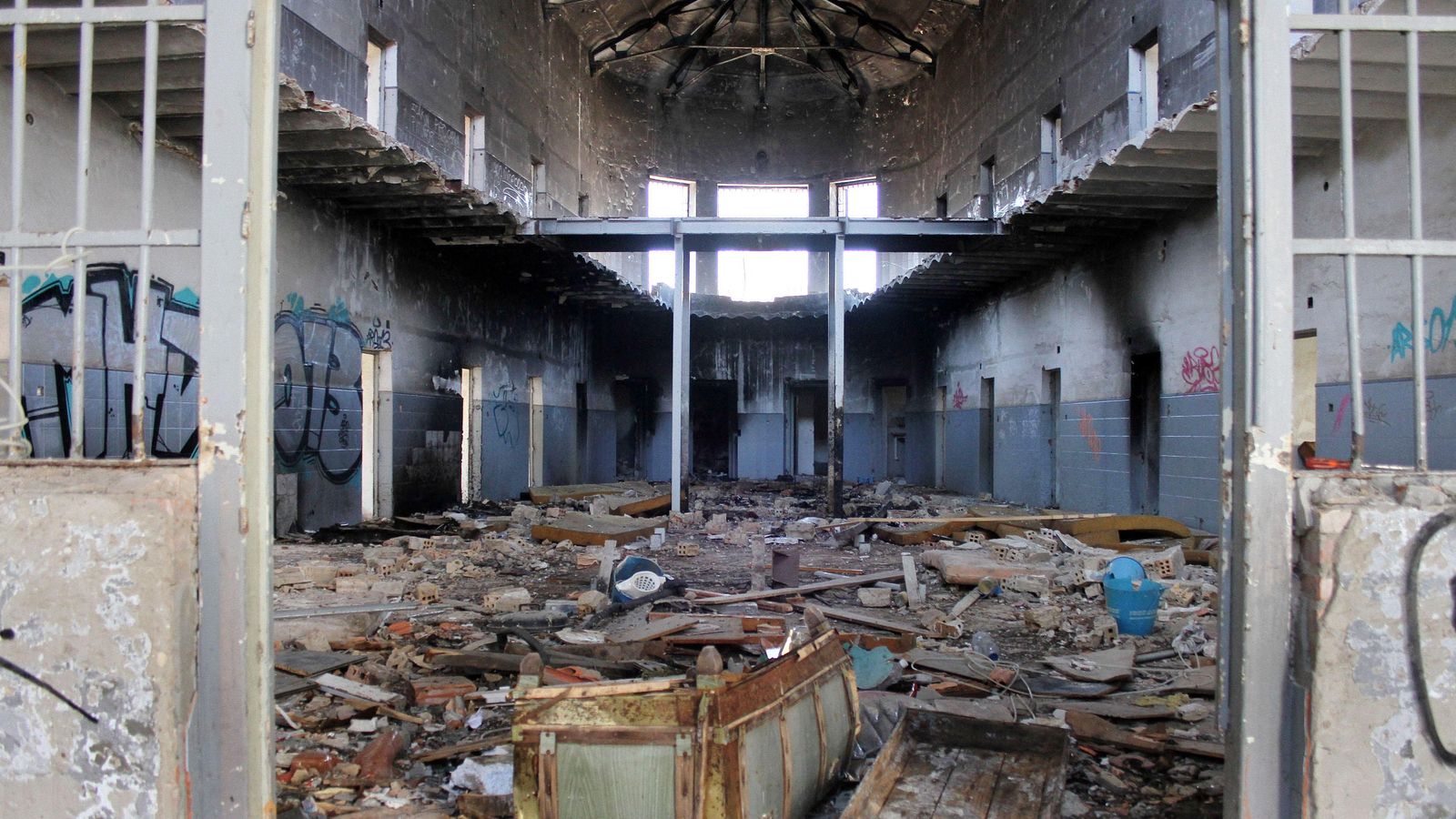 Destrozos en el interior de una galería por el estado de abandono.