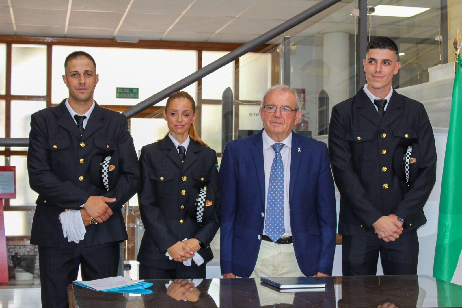 Antonio Bonilla, alcalde de Vícar, junto a los tres nuevos agentes de la Policía Local.