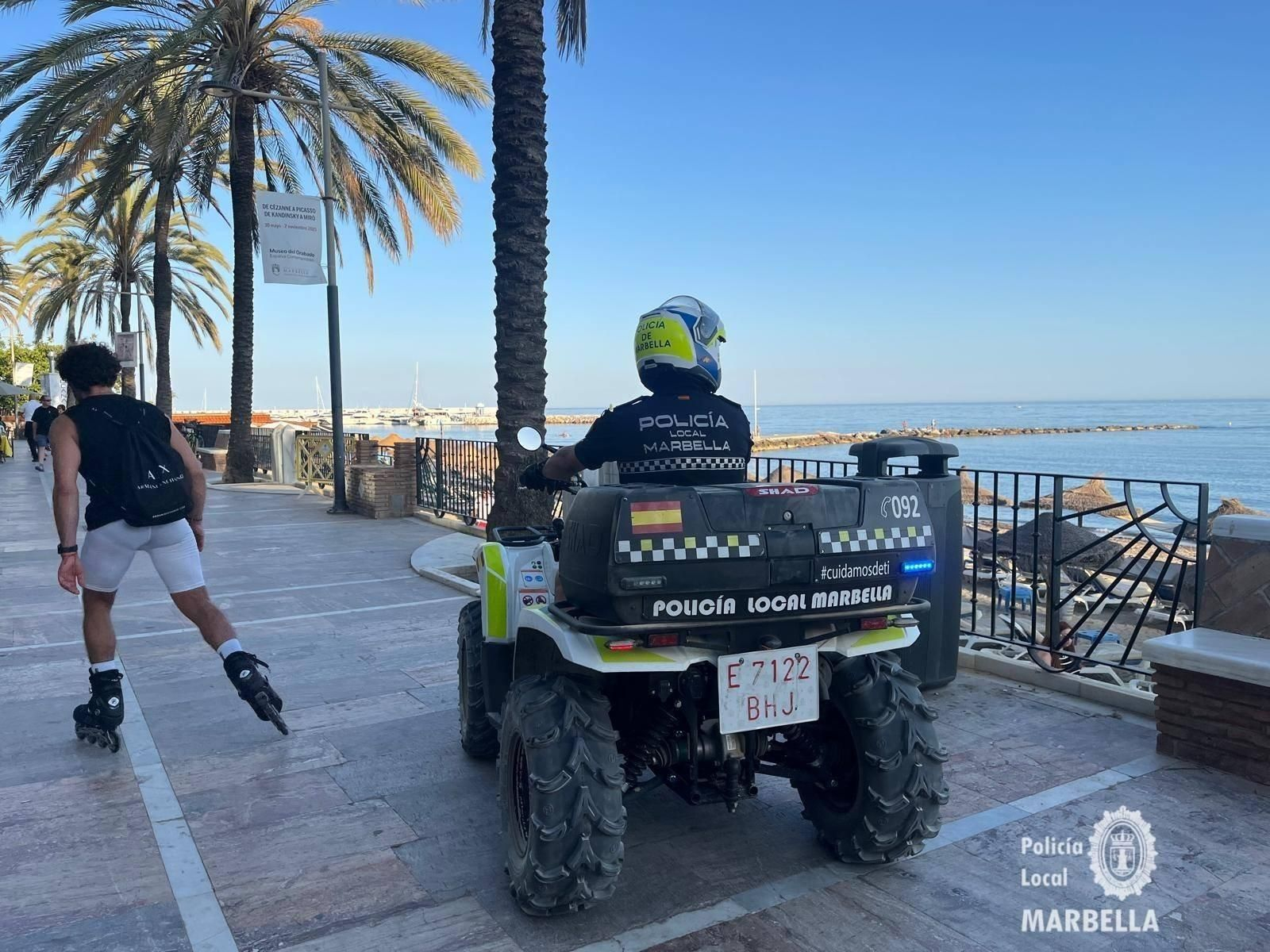 Un policía local patrullando Marbella.