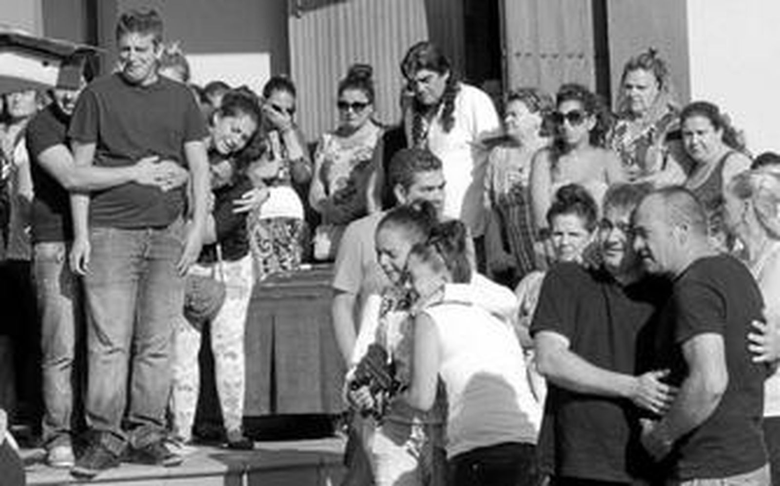 Abrazos de consuelo a José, padre de la joven, a las puertas del Tanatorio.