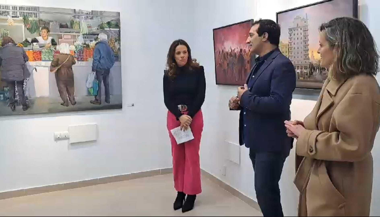 Enrique Cabanillas, junto a las hijas de Luis Gonzalo, en el acto de inauguración de la muestra.