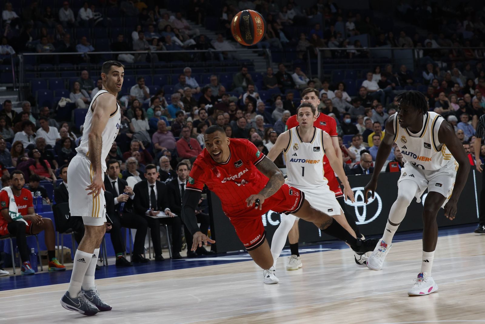 Jacob Wiley se lanza al suelo para intentar salvar una posesión ante el Real Madrid.