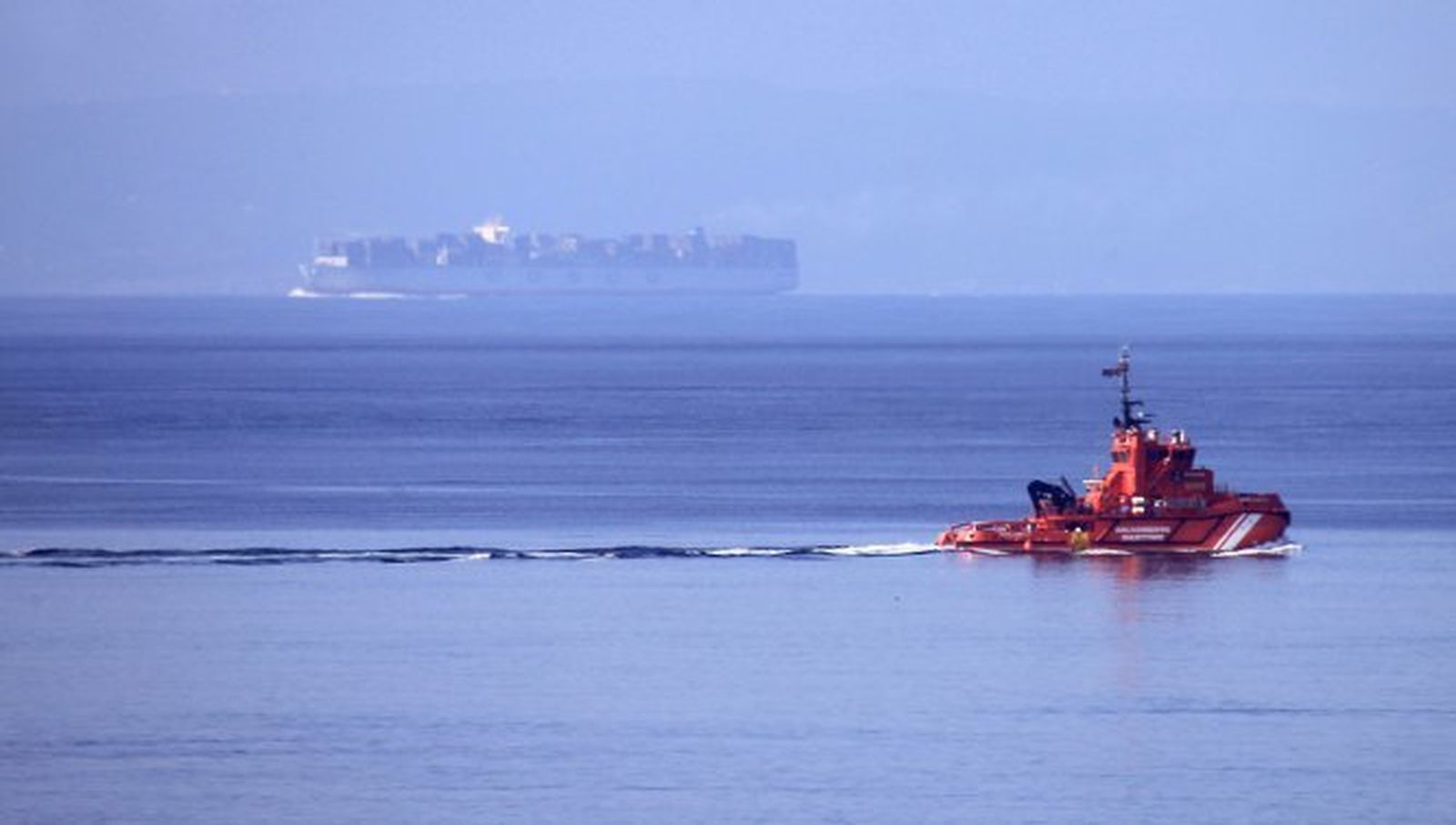 Un buque de Salvamento Marítimo por aguas del Estrecho.