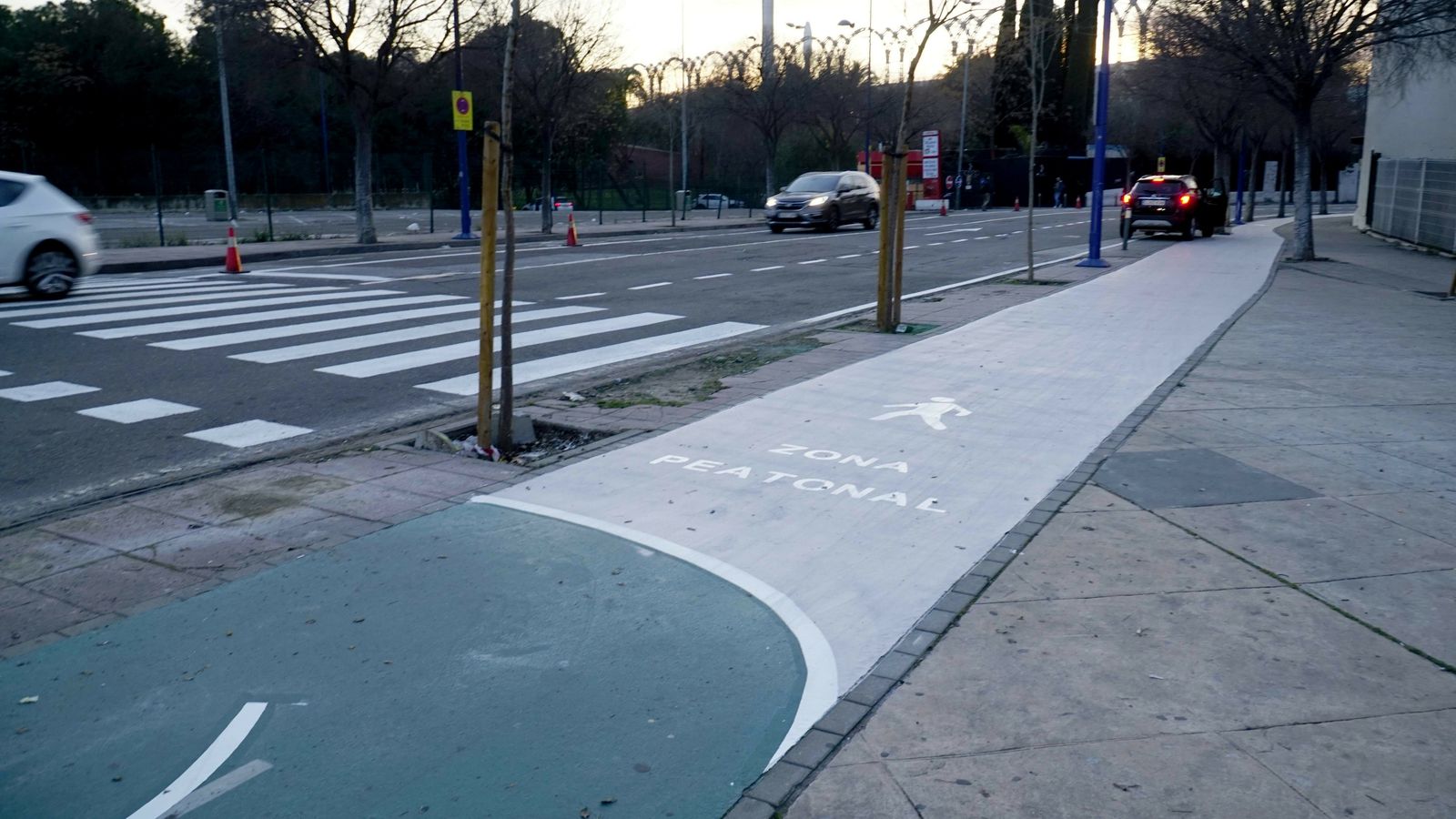 El Carril Bici cruza a la otra acera al comienzo de la curva de la calle.