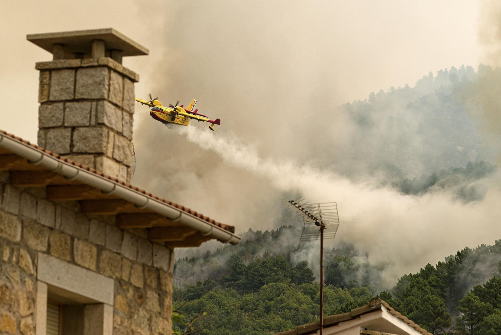Situación "muy complicada" en el fuego del sur de Ávila, donde "no hay nada favorable".