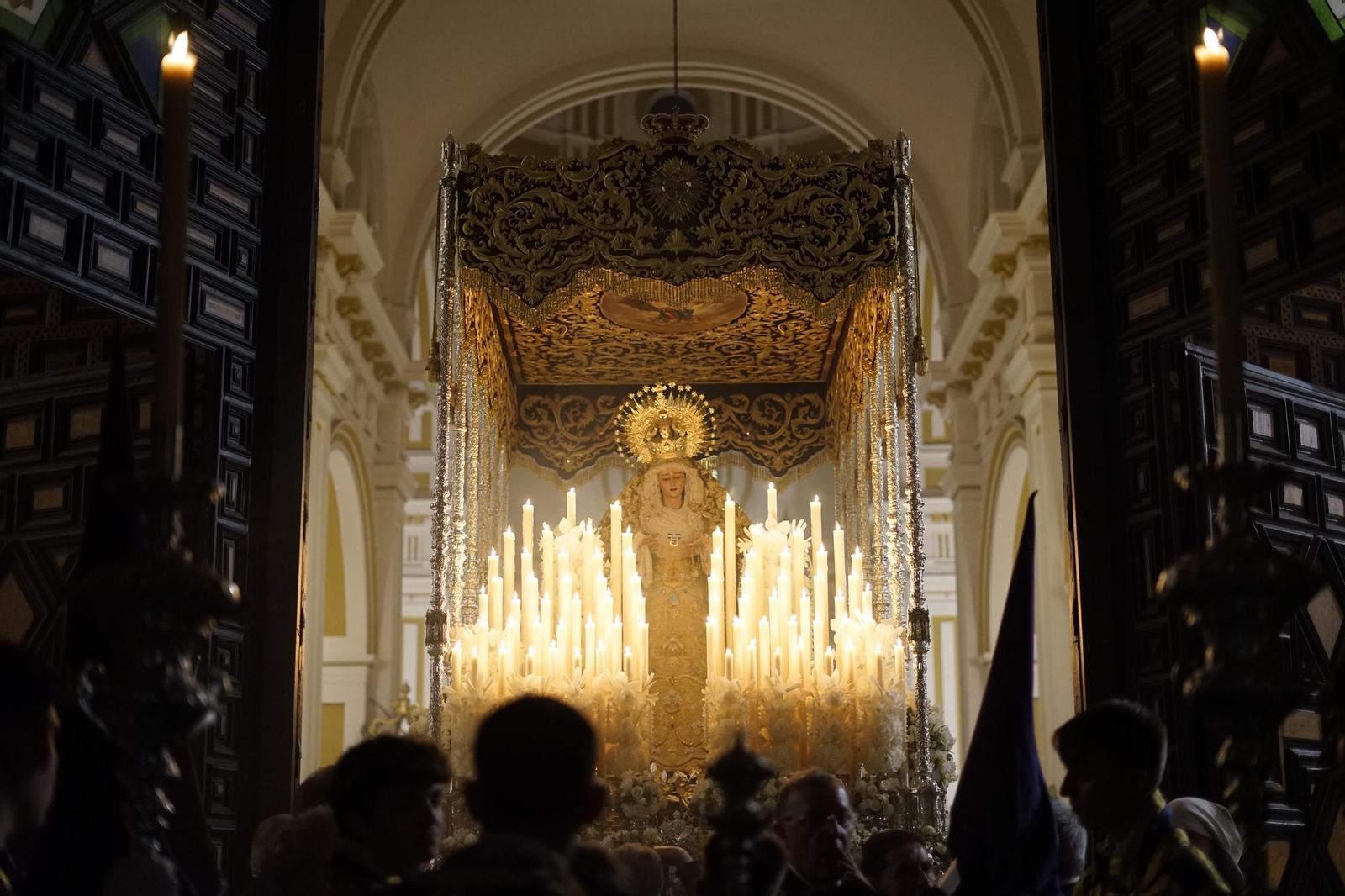 La Virgen de los Dolores bajo su paso de palio la última Madrugada