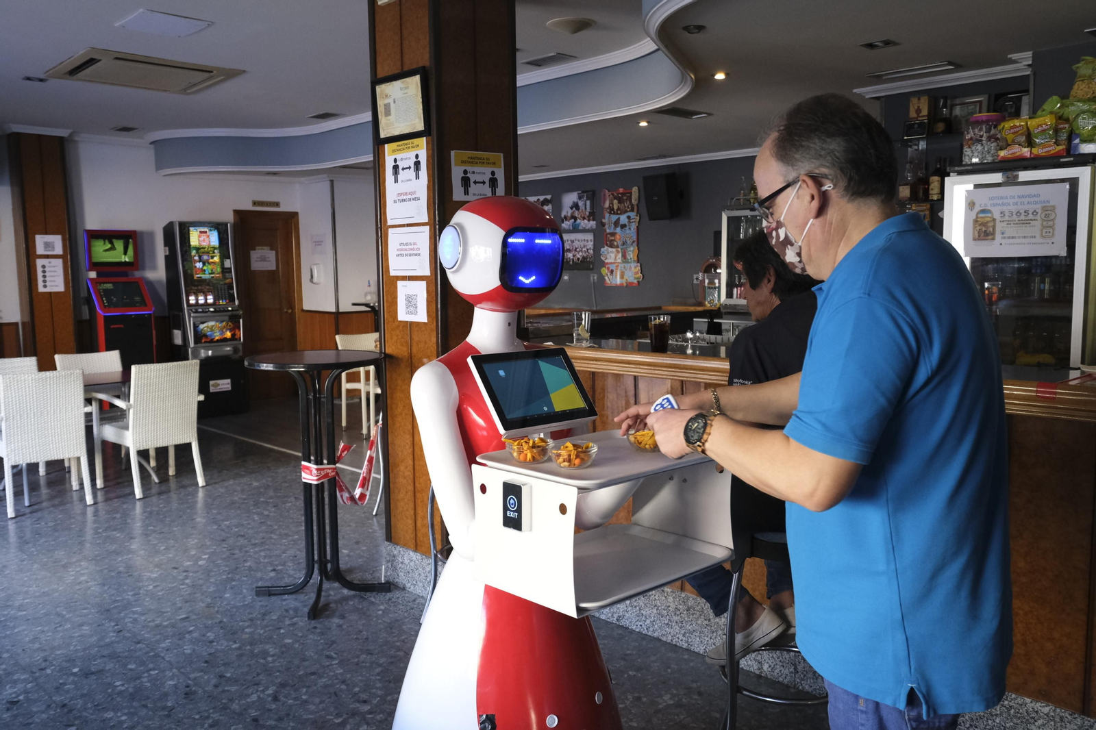 Fotogalería de Herbelita, la robot camarera de El Alquián.