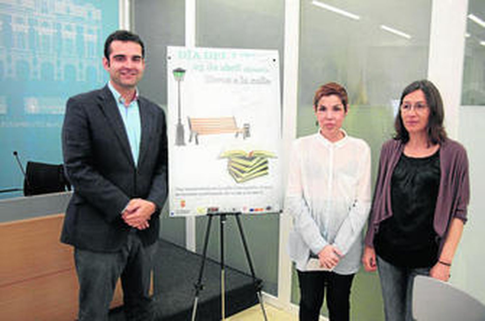Ramón Fernández-Pacheco con Ana Santos de El Gaviero y Ana Amézcua de Librería Picasso.