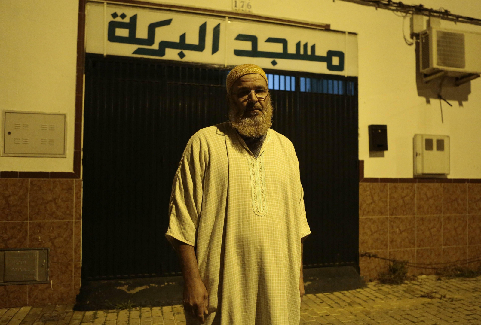 Abderrahim Bouhdidi, en la puerta de la mezquita de Su Eminencia.