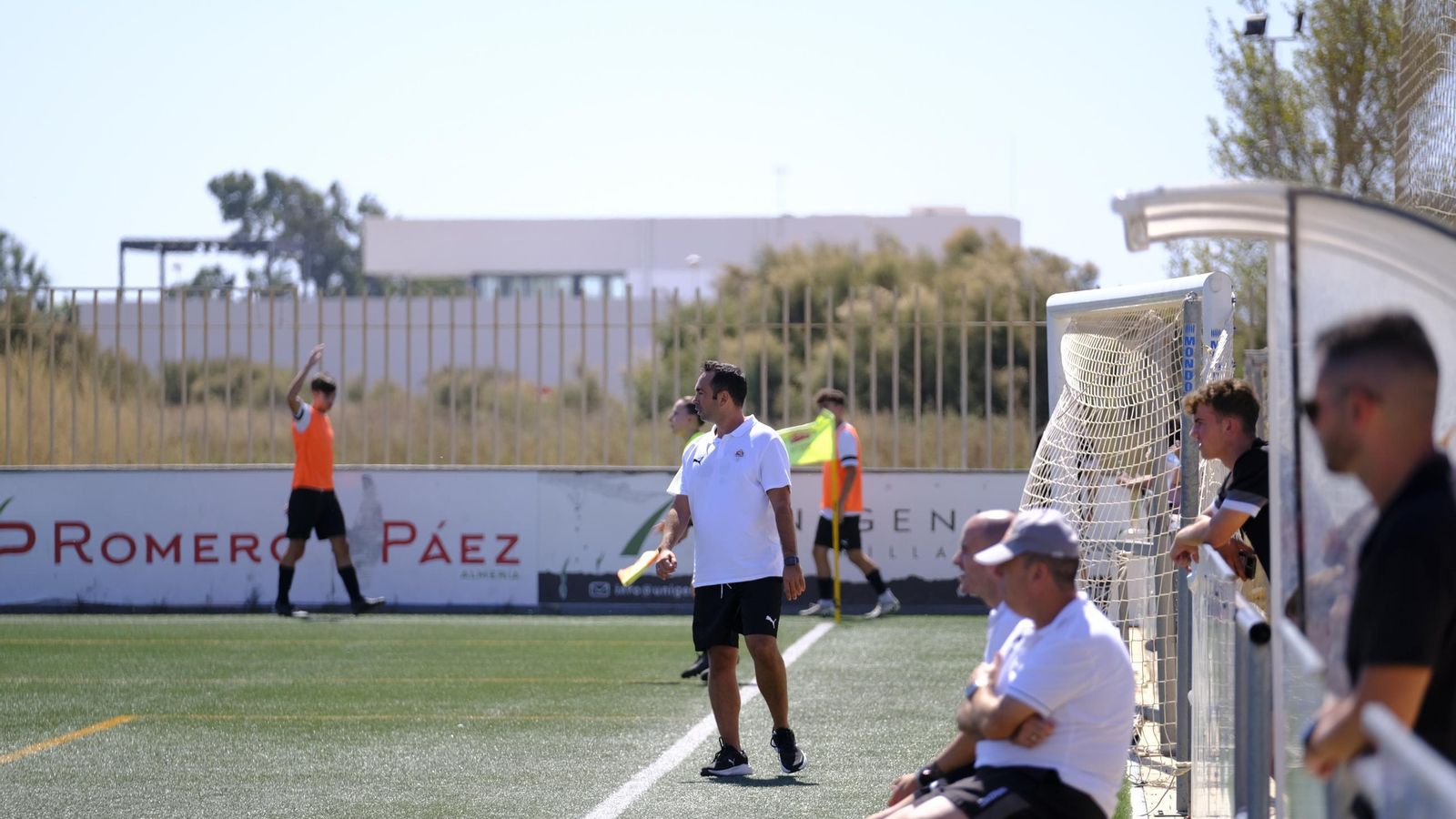 El técnico malagueño en la banda durante el encuentro que midió a los almerienses con el San Fernando en La Cañada.
