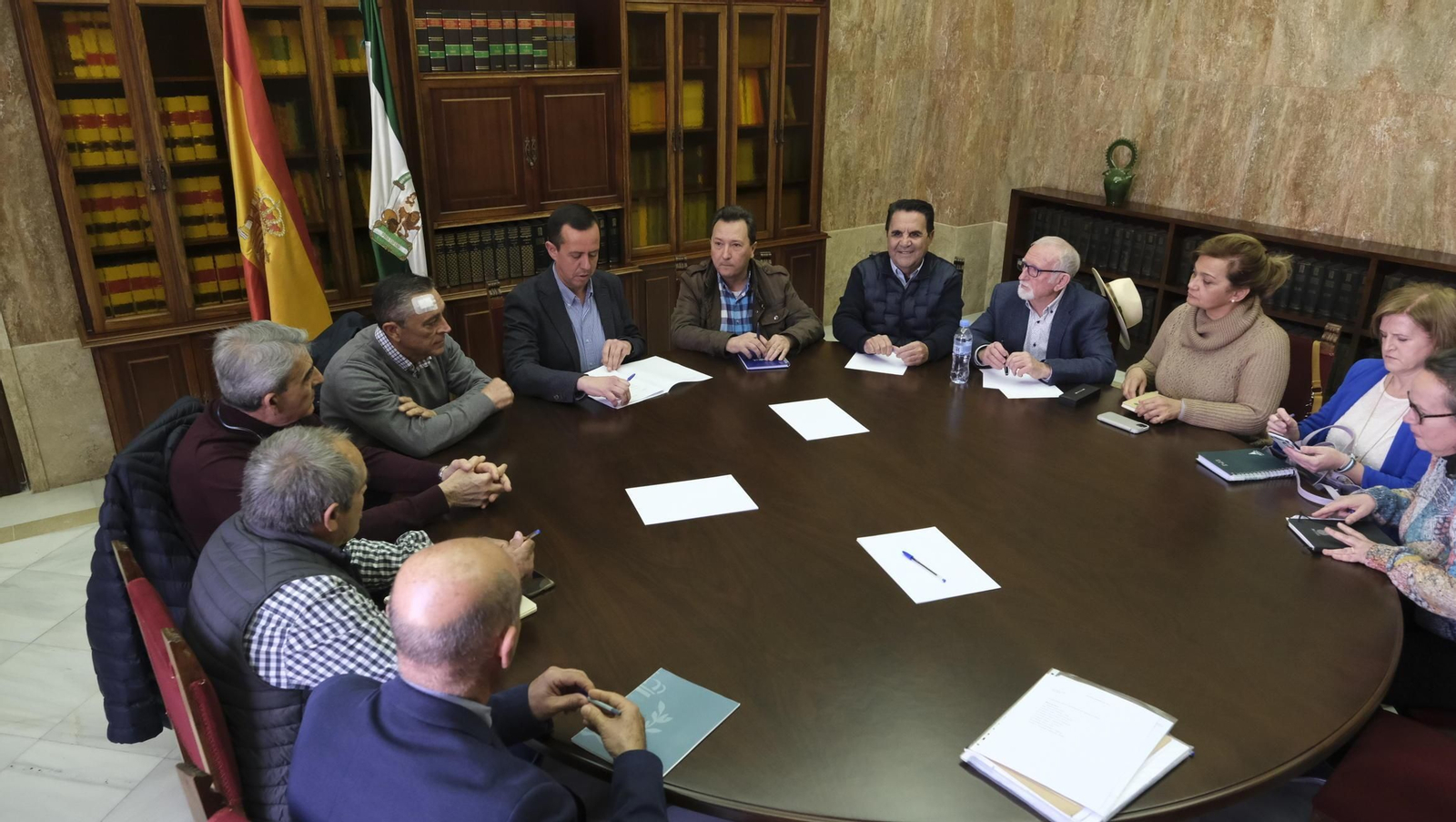 Reunión del subdelegado con los representantes de la Mesa del Agua.