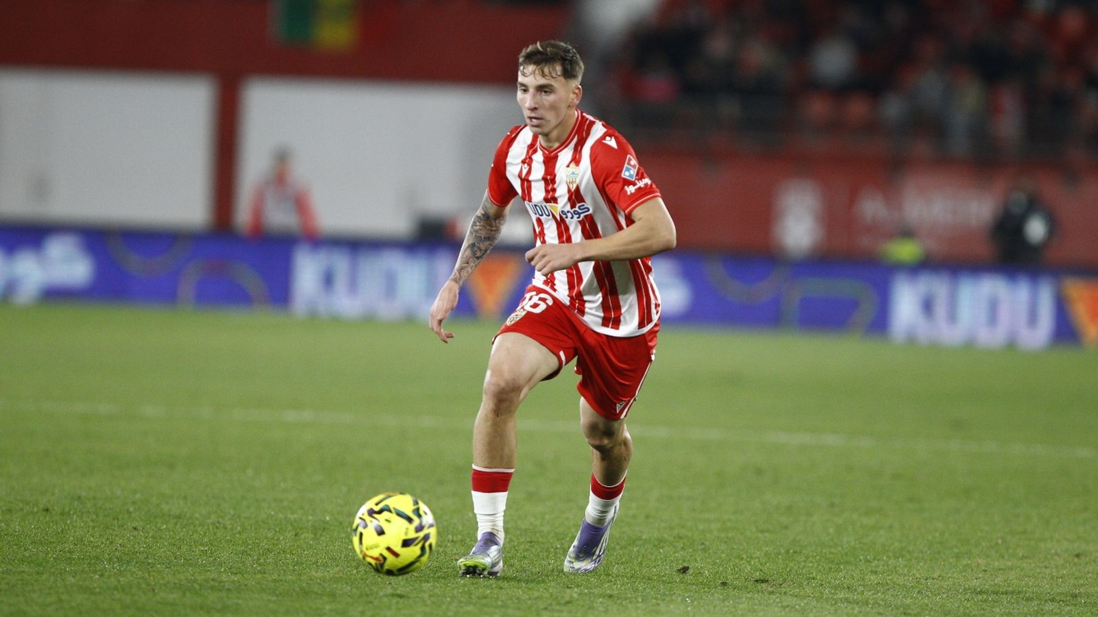 Marko Perovic avanza con el balón en el duelo liguero ante el Huesca.