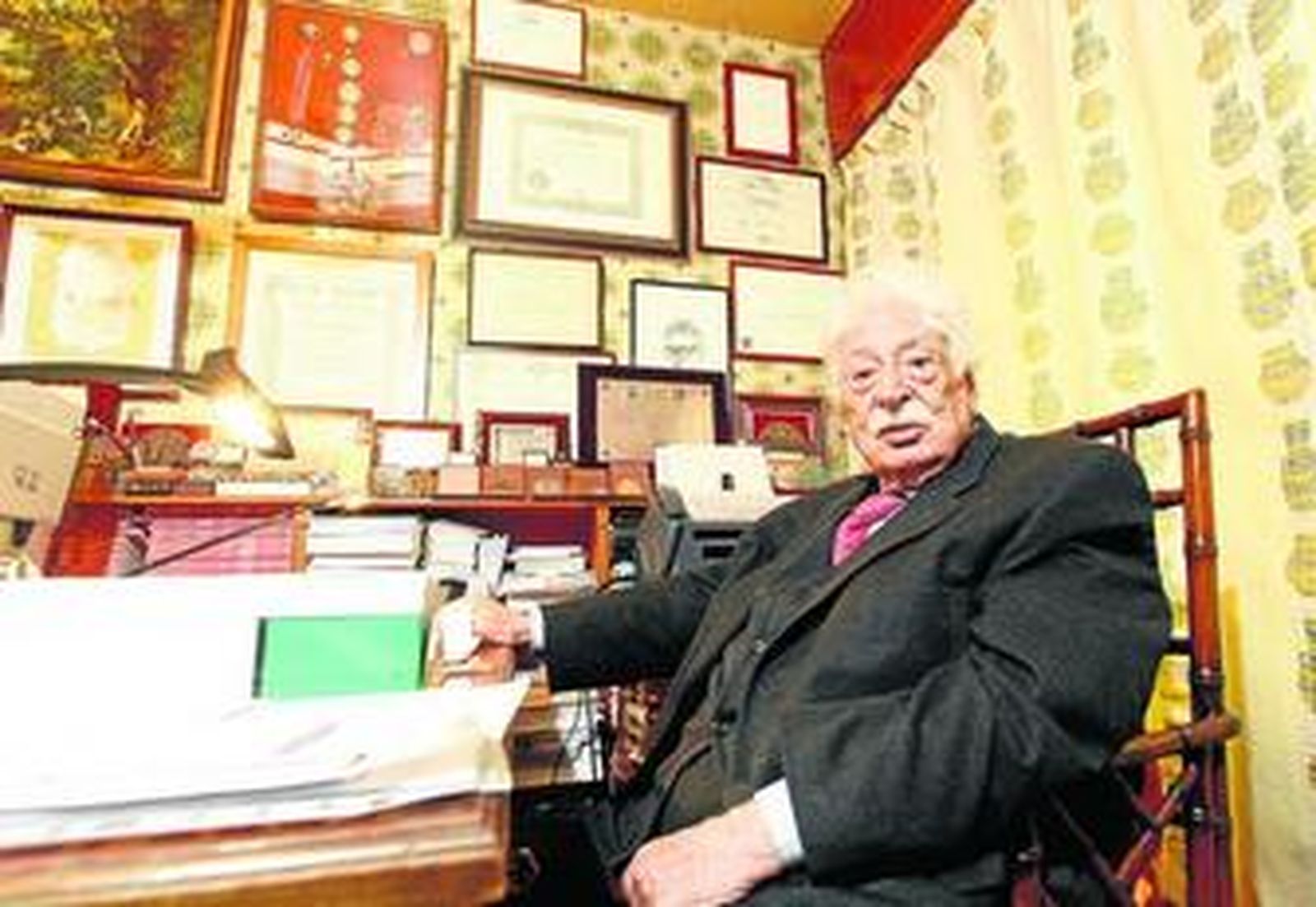 Barea, en su despacho ante algunos de los numerosos premios y distinciones que ha recibido.