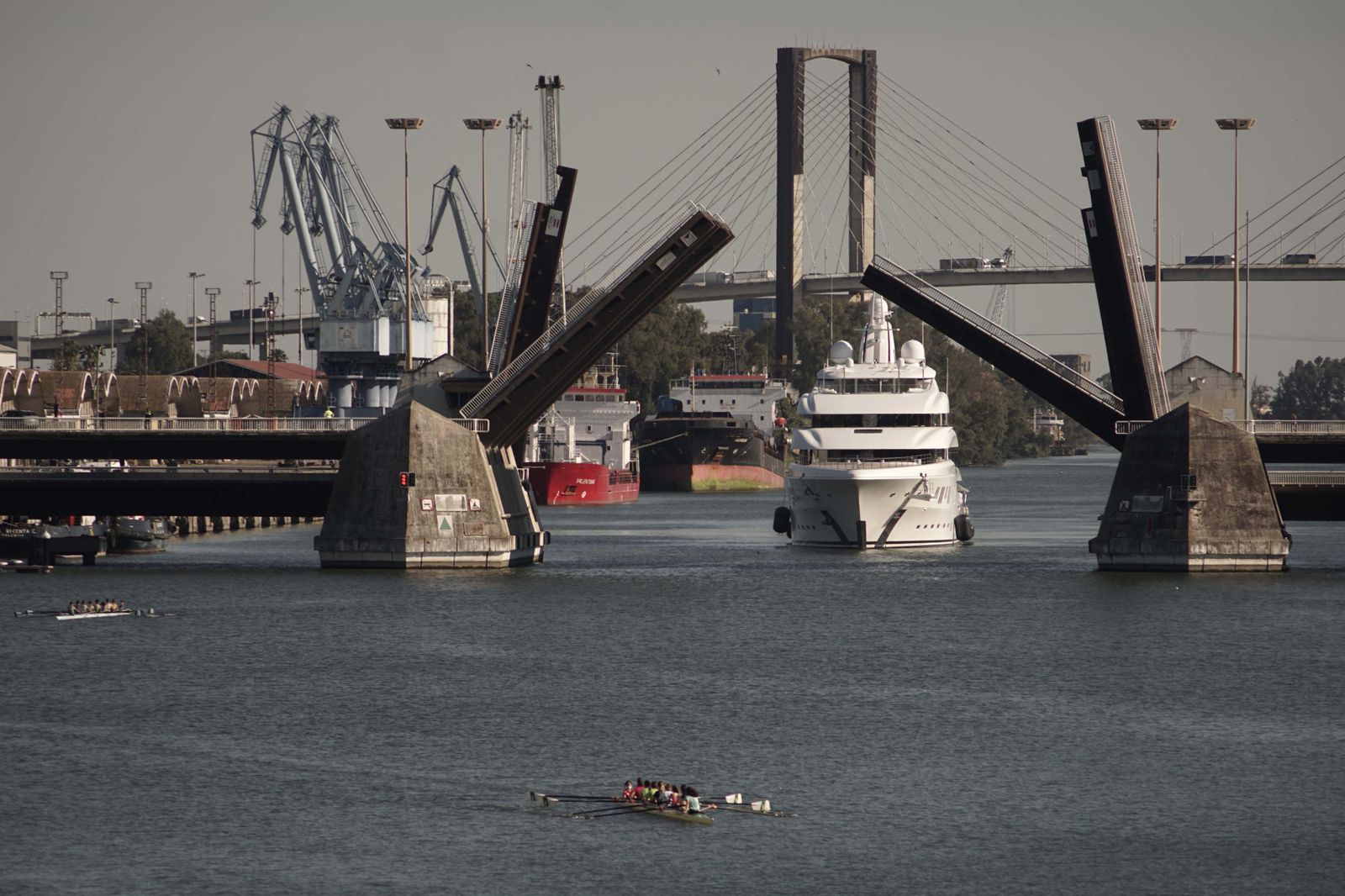 Un yate entra en el Puerto de Sevilla.