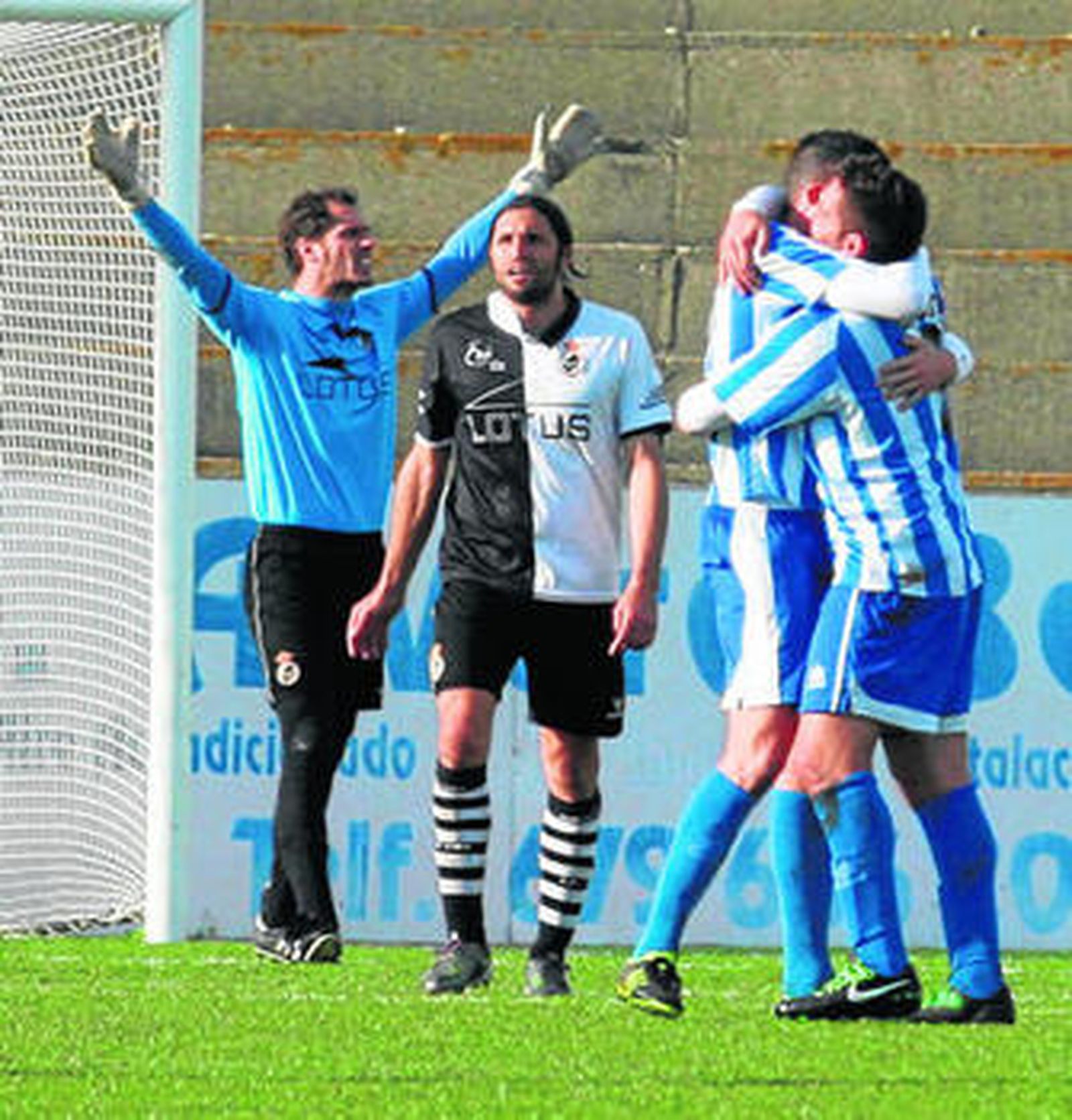 Pagola y Alberto Merino se desesperan, mientras jugadores de La Unión festejan el tanto del empate.