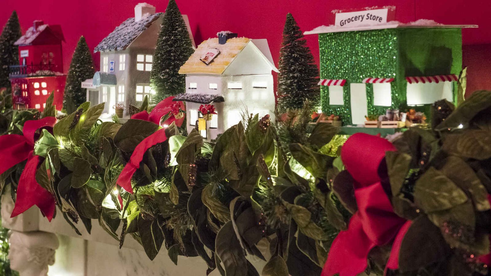 Casitas de cuento con nieve en sus tejados en las chimeneas de la Casa Blanca.