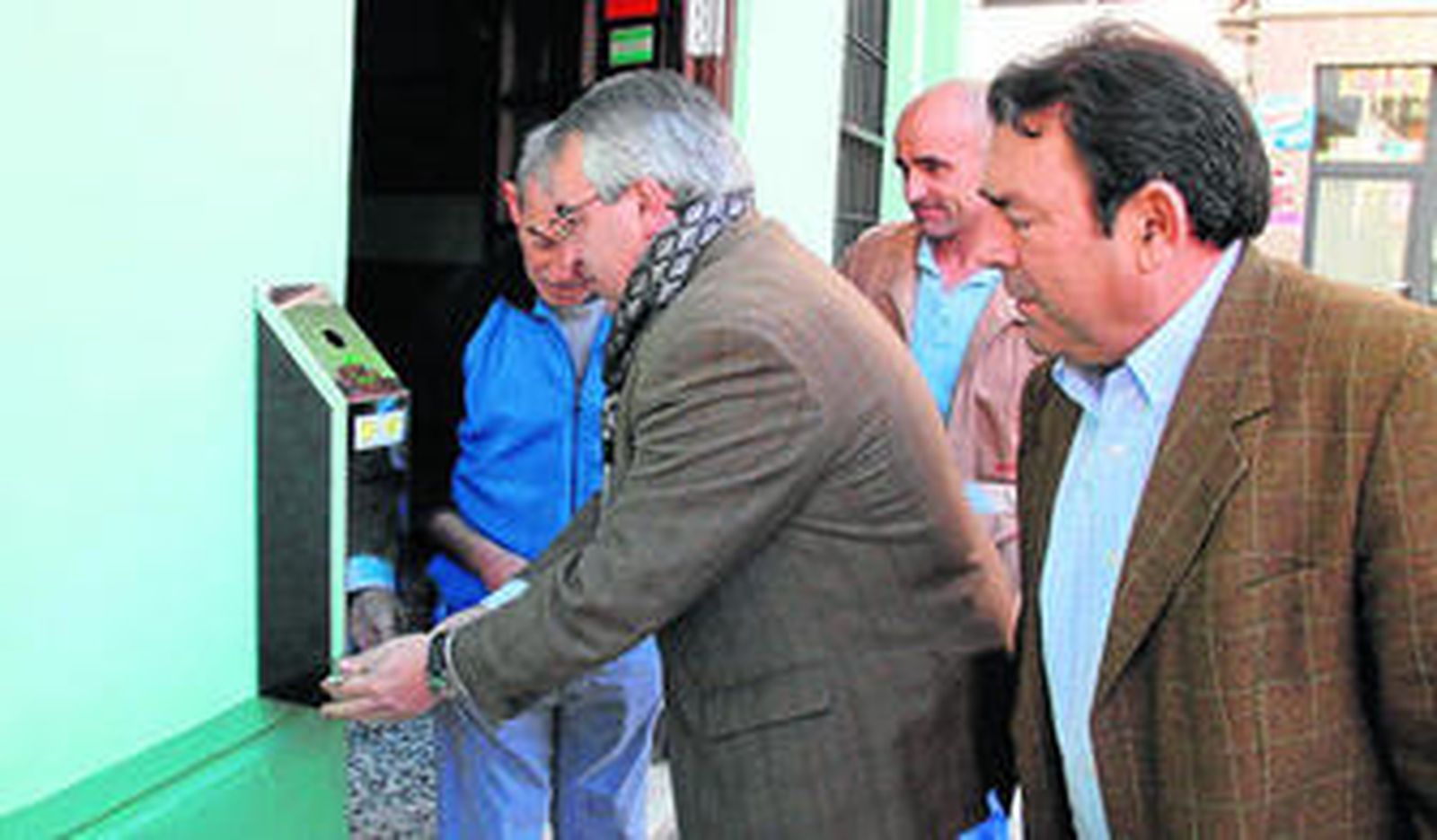 El alcalde de Coín inauguró ayer los 'tragacolillas'.