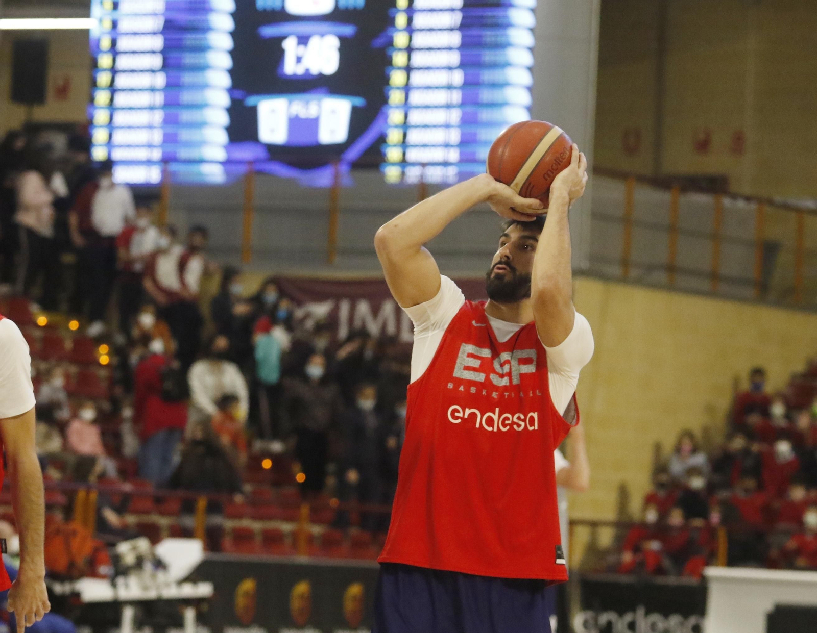 La selección española de baloncesto abre el entrenamiento en Córdoba a los más jóvenes, en imágenes