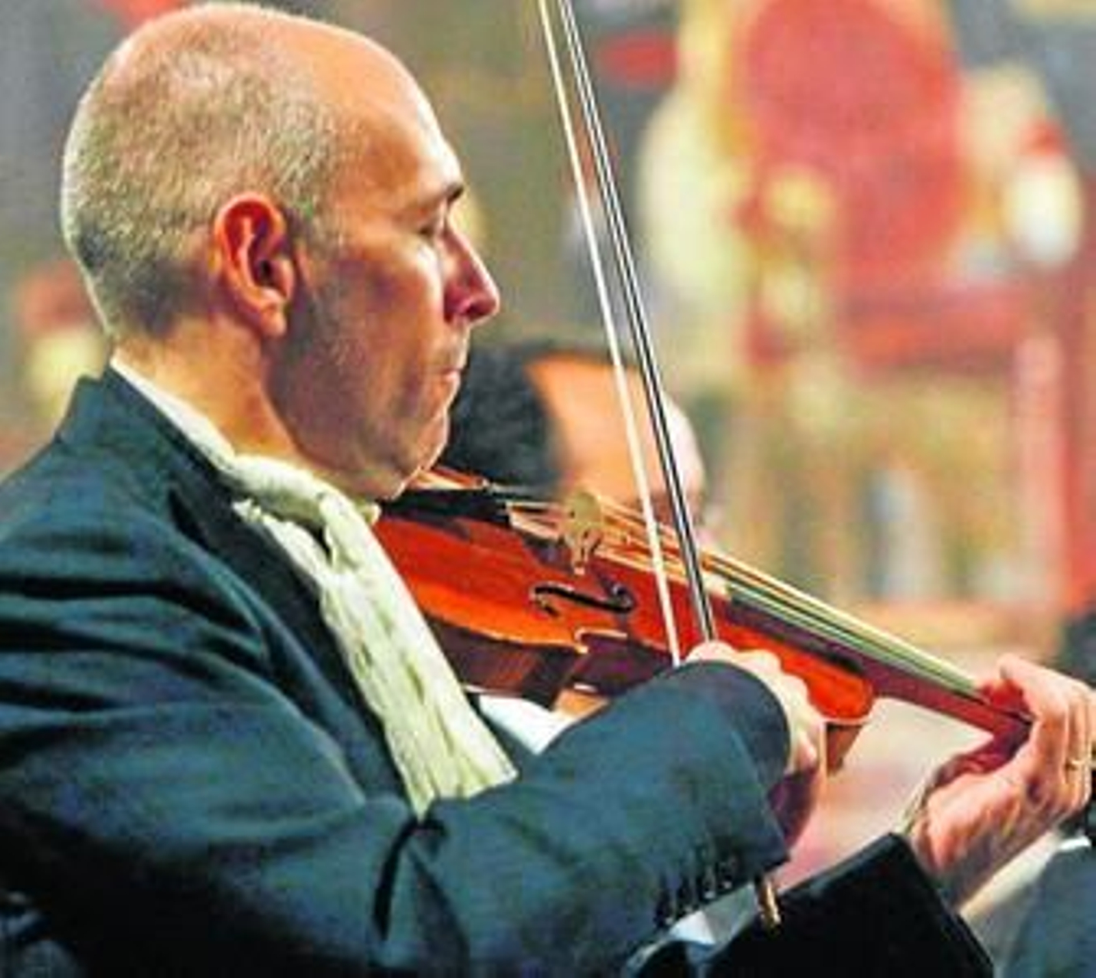 Onofri, su violín y su pañuelo al frente de la OBS.