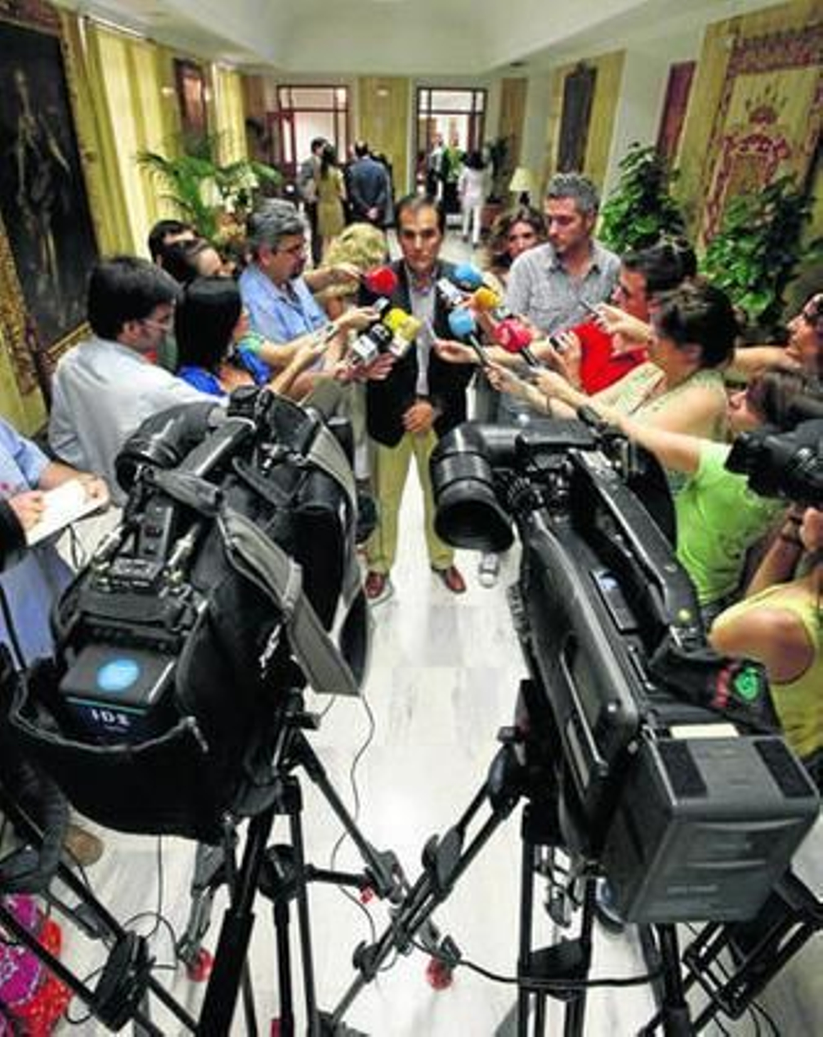 Nieto, rodeado de cámaras y periodistas, ayer en el Ayuntamiento.'