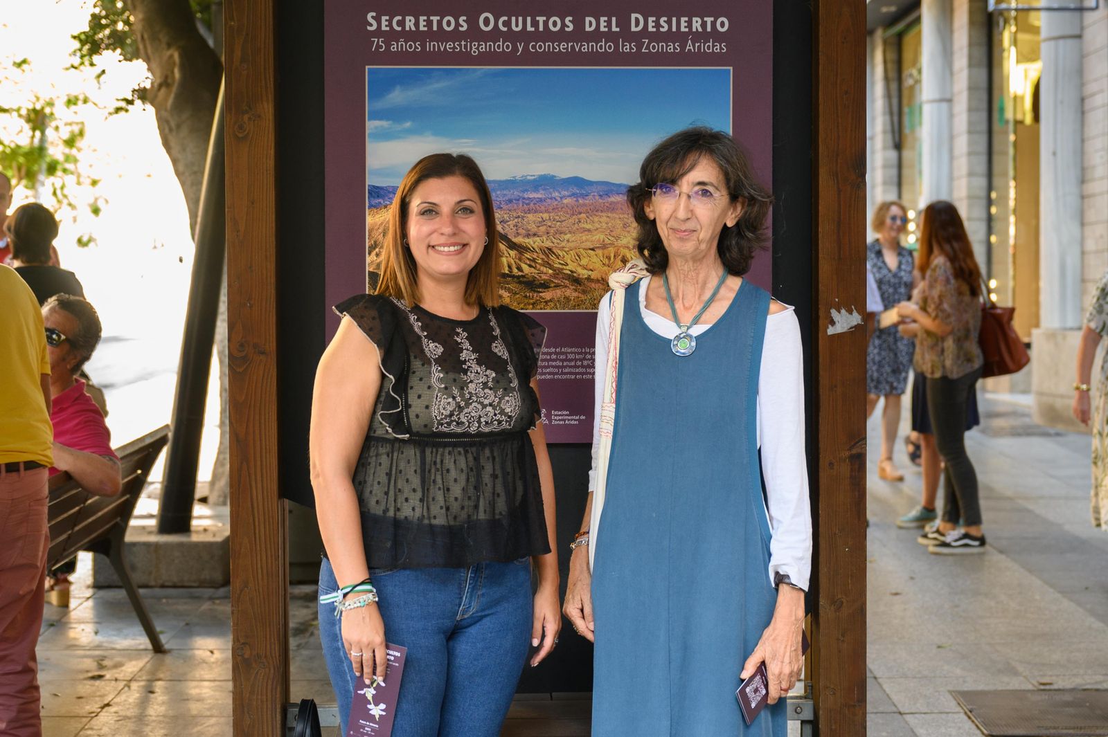 Lorena Nieto con Teresa Abáigar durante la inauguración de la exposición en el Paseo.