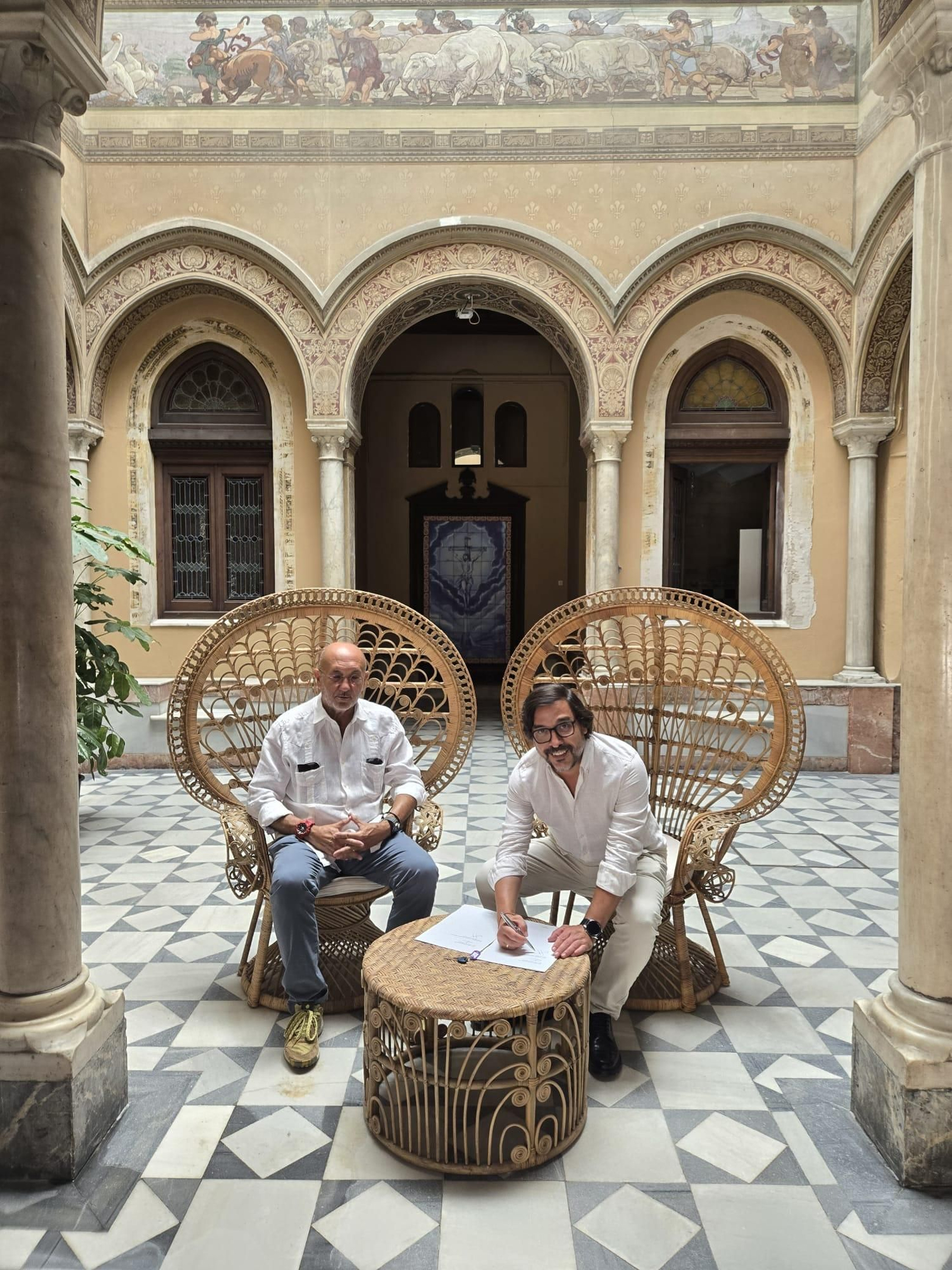Los catedráticos Manuel Marchena y José Ignacio Castillo en la firma del acuerdo cesión.