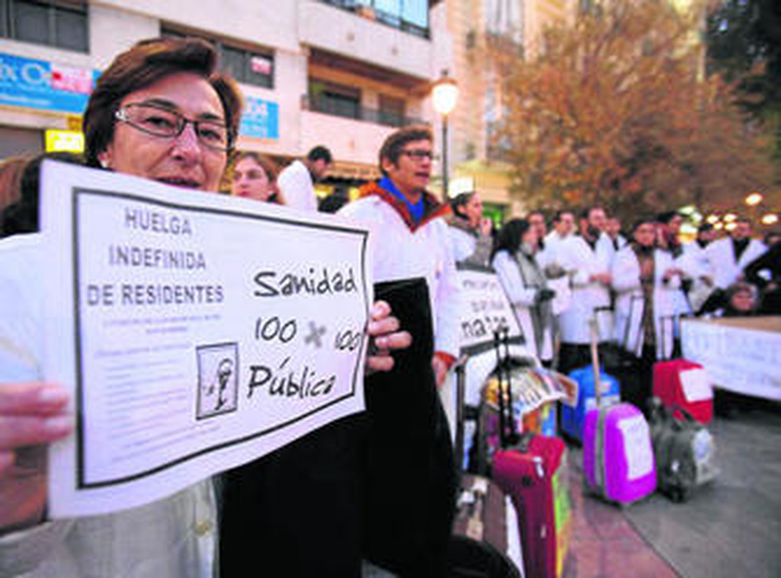 Los residentes recorrieron ayer el centro de la ciudad para explicar su situación de huelga.