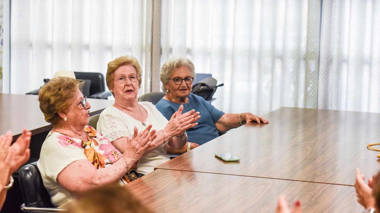 Manuela canta junto a Julia y otra usuaria del centro de Huerta de la Reina.