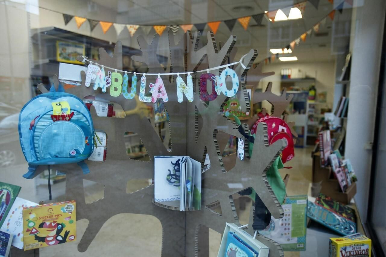 Escaparate de la librería infantil y juvenil Fabulando.